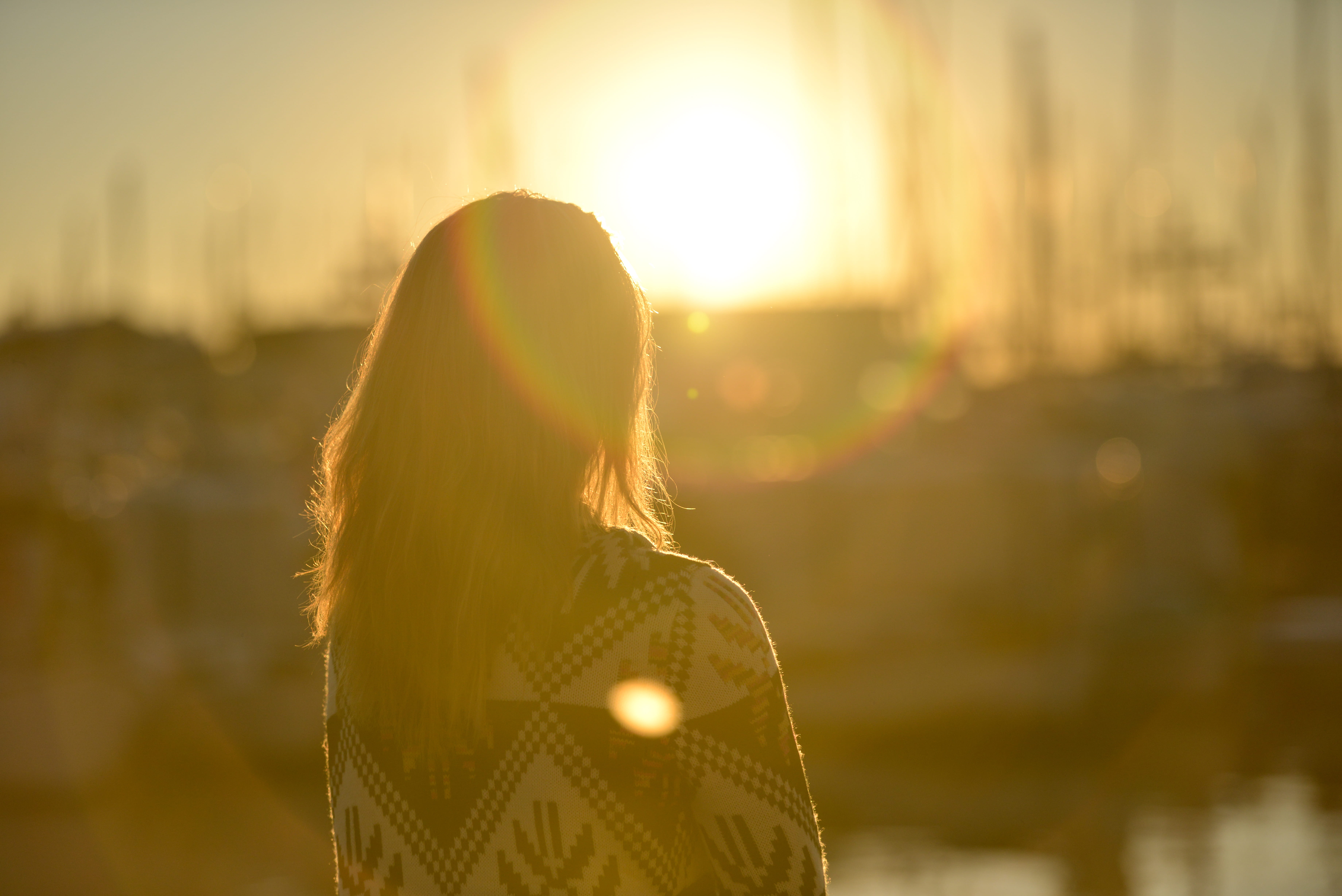 twilight, hair, 5K, evening, portrait, headshot, person, sun, facing, woman, girl, lens flare, long hair, warm clothing, clothing, sunrise, outdoors, rear view, HD Wallpaper