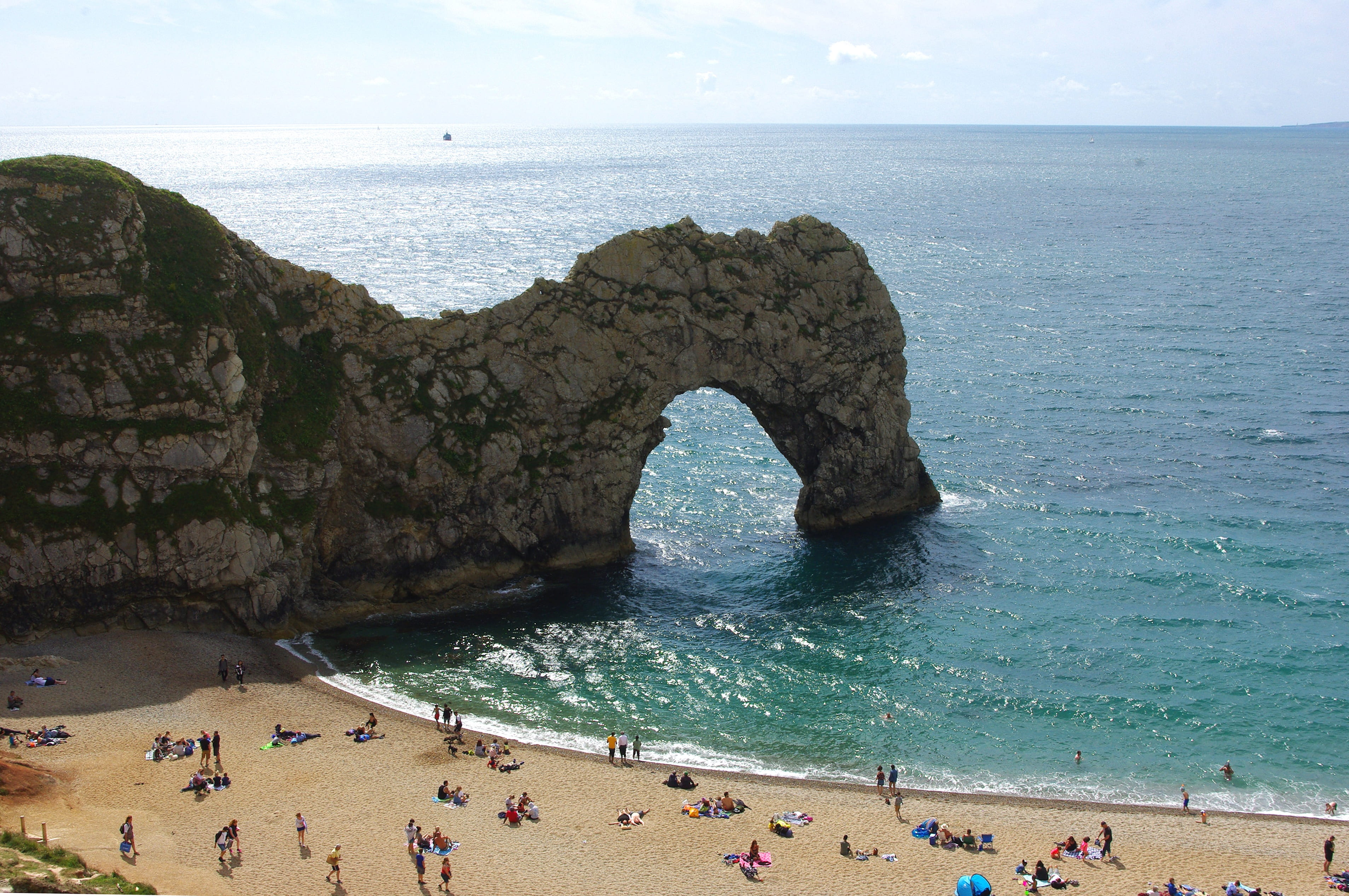 real people, arch, 2K, rock formation, horizon, west beach, water, horizon over water, beach, trip, crowd, jurassic coast, dorset, vacations, holiday, HD Wallpaper