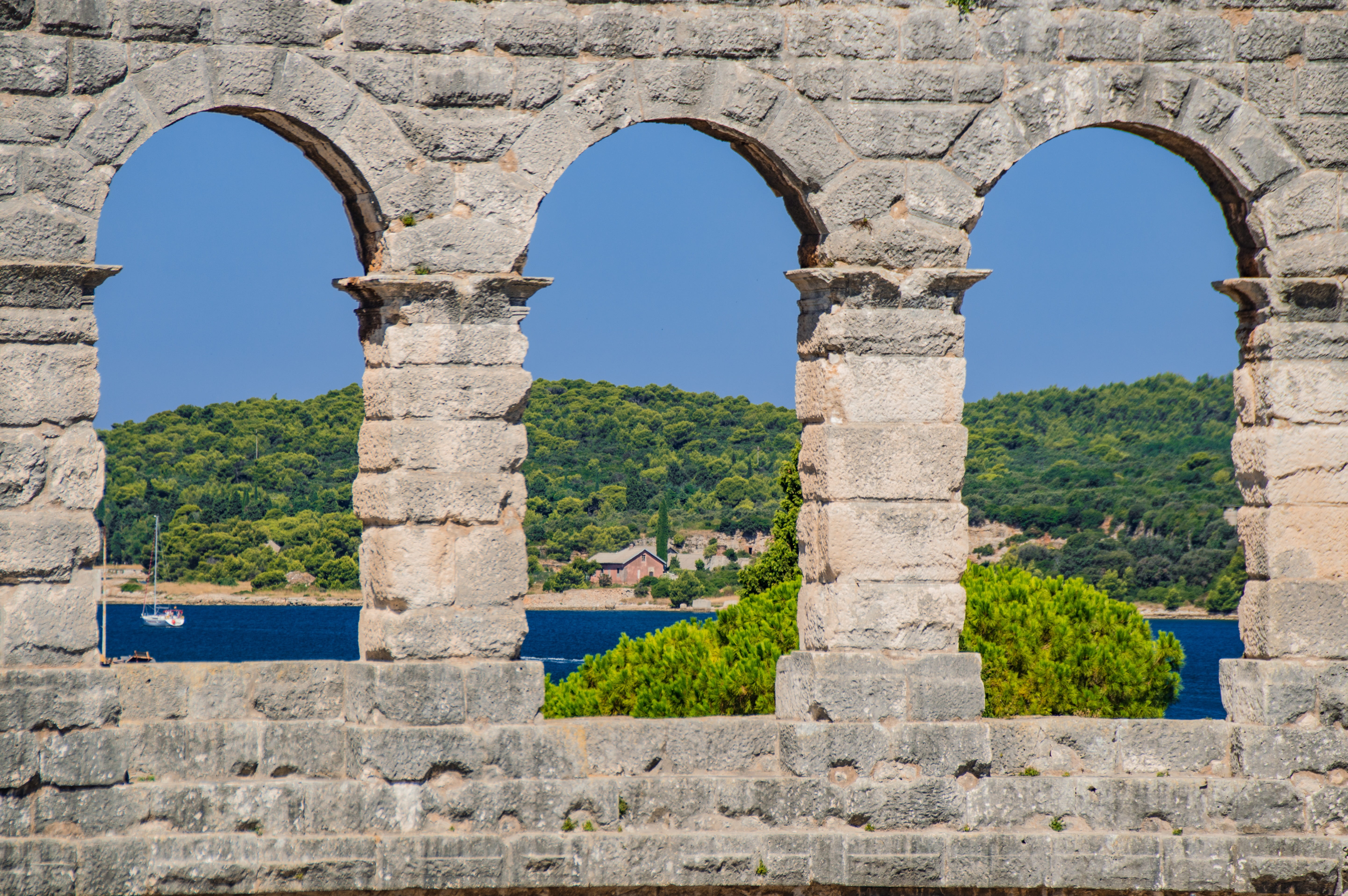arch, travel destinations, 5K, near, stone wall, amphitheater, view, day, nature, architecture, body, sky, wall, old, ornate, pula, clear sky, leafed, HD Wallpaper