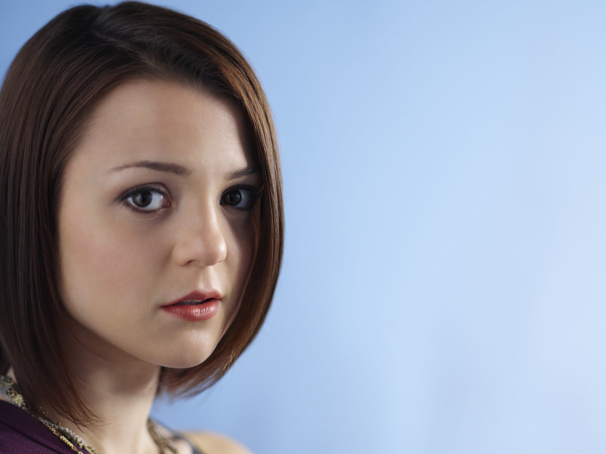 actress, simple background, 1080P, short hair, brunette, Kathryn Prescott, women, face, HD Wallpaper