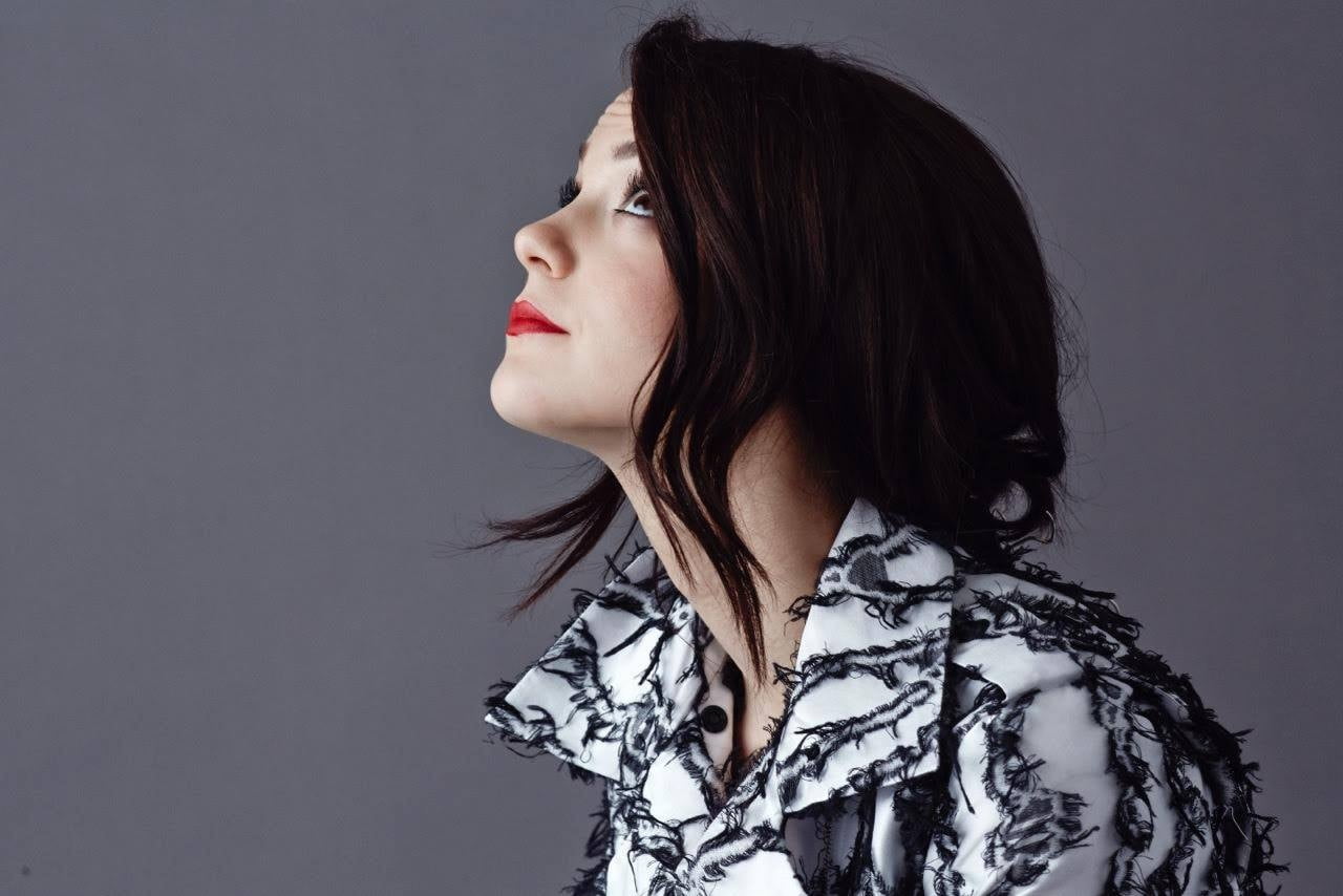 face, actress, 720P, simple background, Kathryn Prescott, women, brunette, short hair, HD Wallpaper