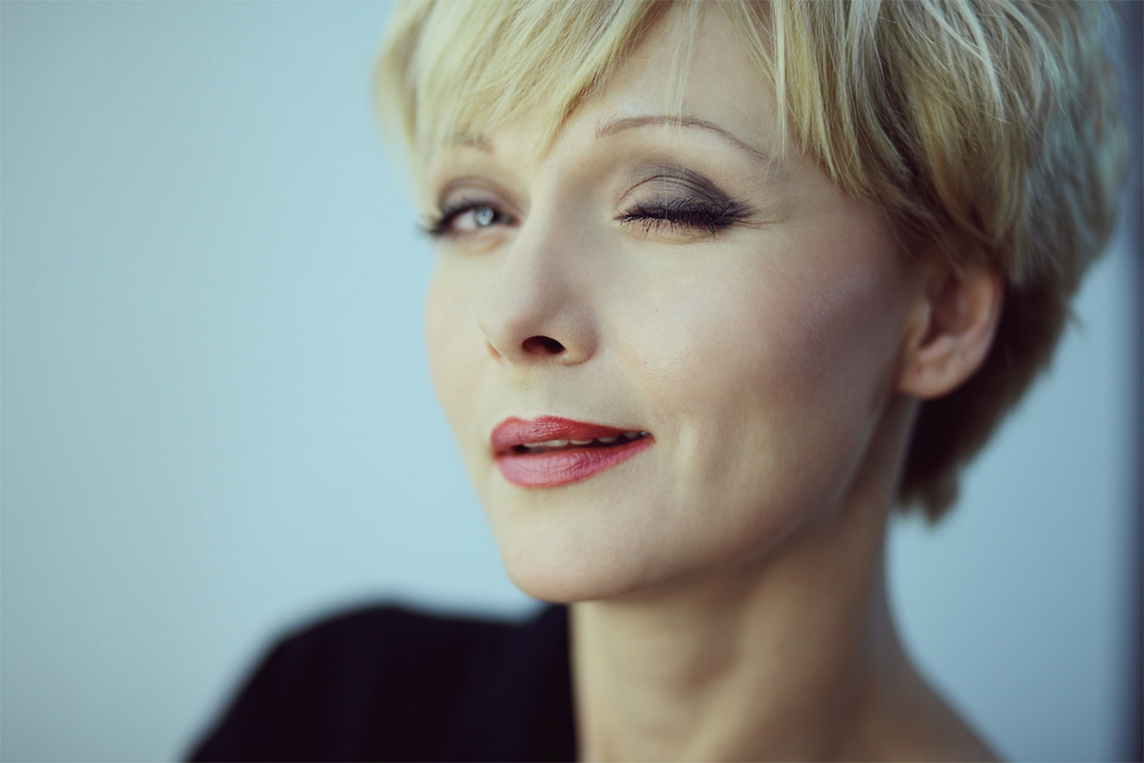 actress, makeup, 720P, portrait, smiling, blond hair, wink, women, Darya Poverennova, short hair, blonde, blue eyes, winking, HD Wallpaper