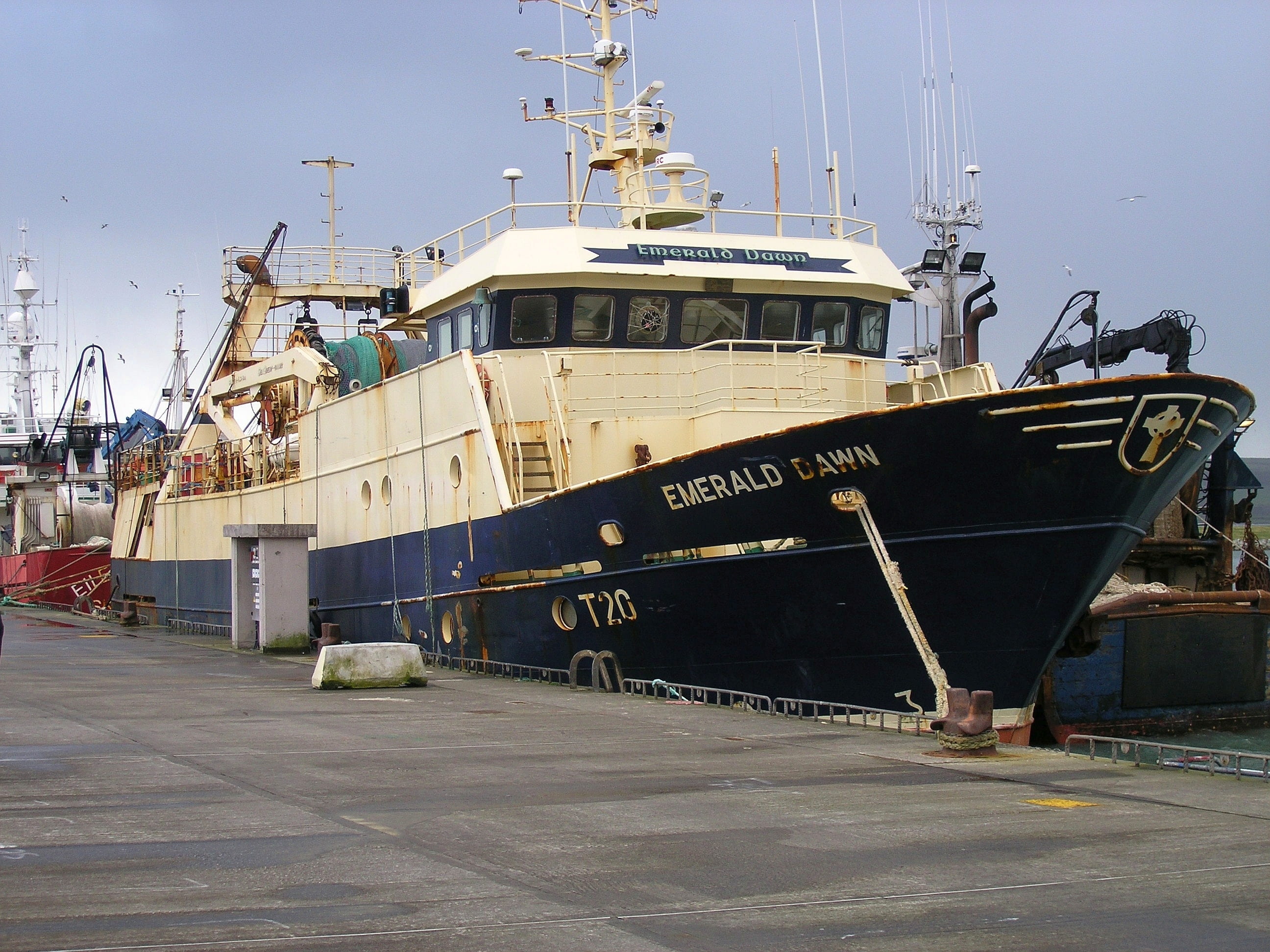 text, fishing, mode of transportation, sailboat, commercial dock, ship, western script, fishing industry, sky, anchored, shipping, moored, ireland, 2K, HD Wallpaper