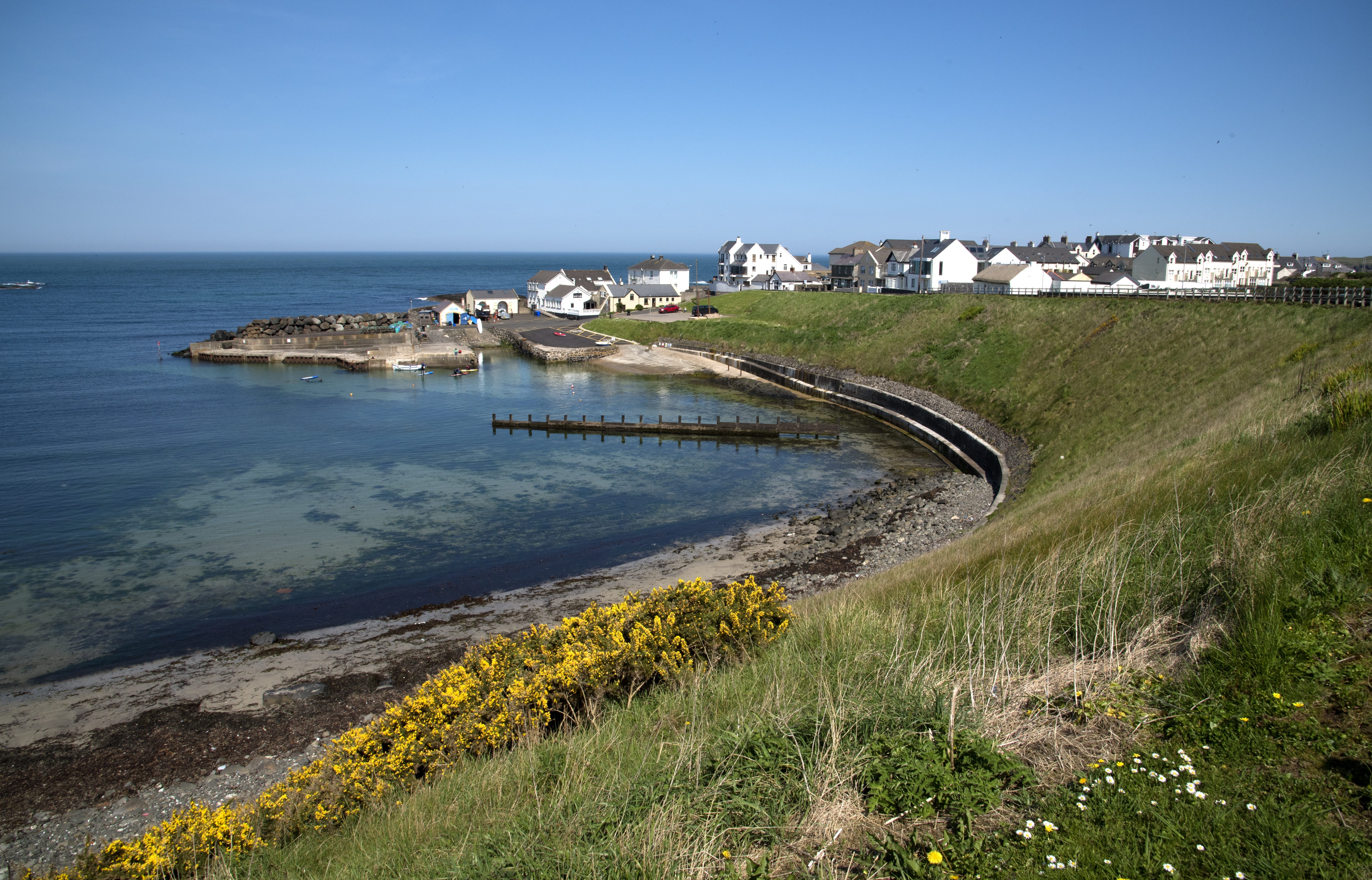 land, outdoors, house, nature, building exterior, grass, no people, building, beach, sky, scenic, clear sky, architecture, tourist, Portballintrae, plant, HD Wallpaper
