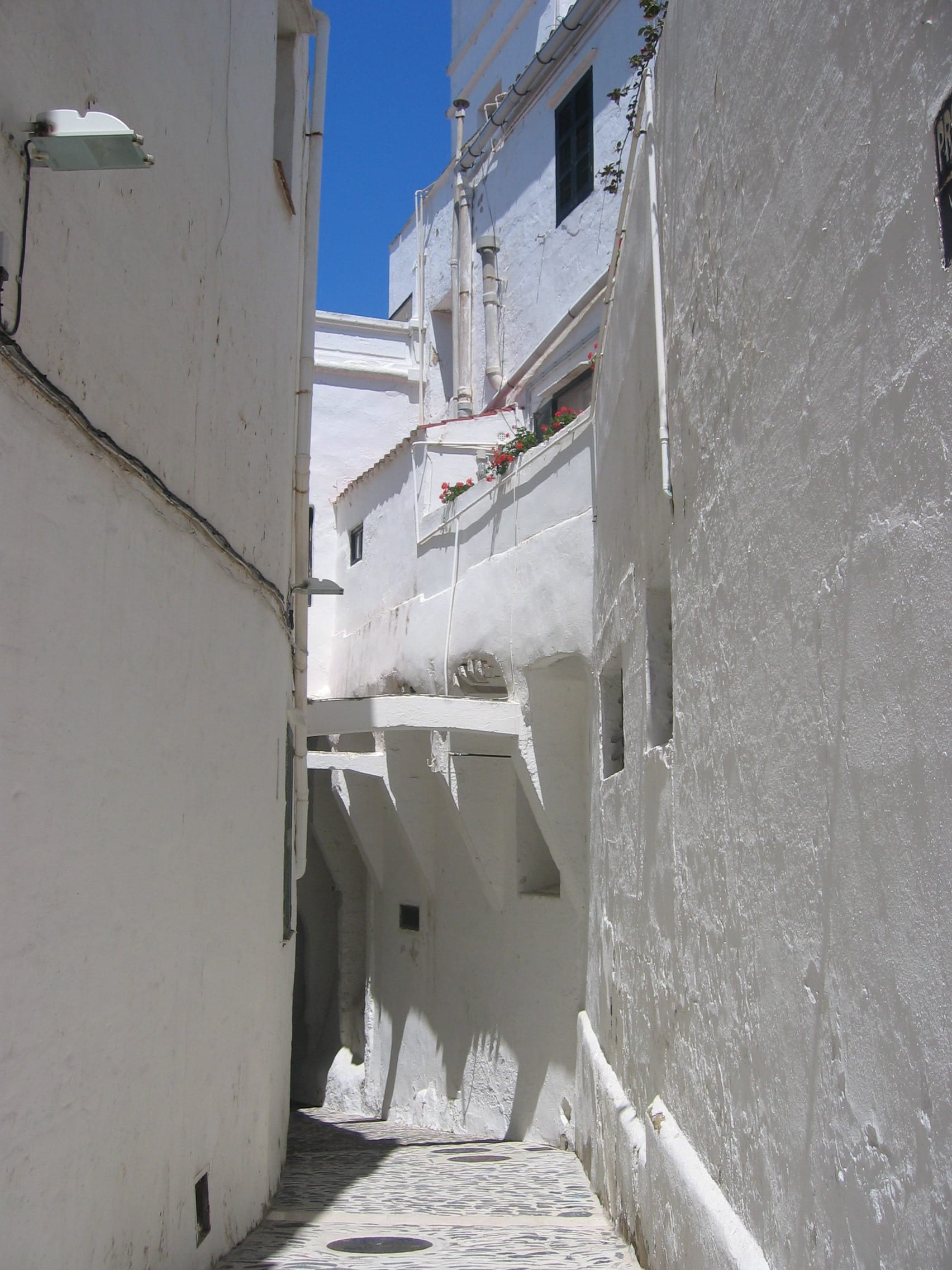 day, Alley, whitewashed, 1080P, menorca, away, homes, City, building exterior, no people, Eng, old, city, place, the way forward, built structure, Building, Phone HD Wallpaper