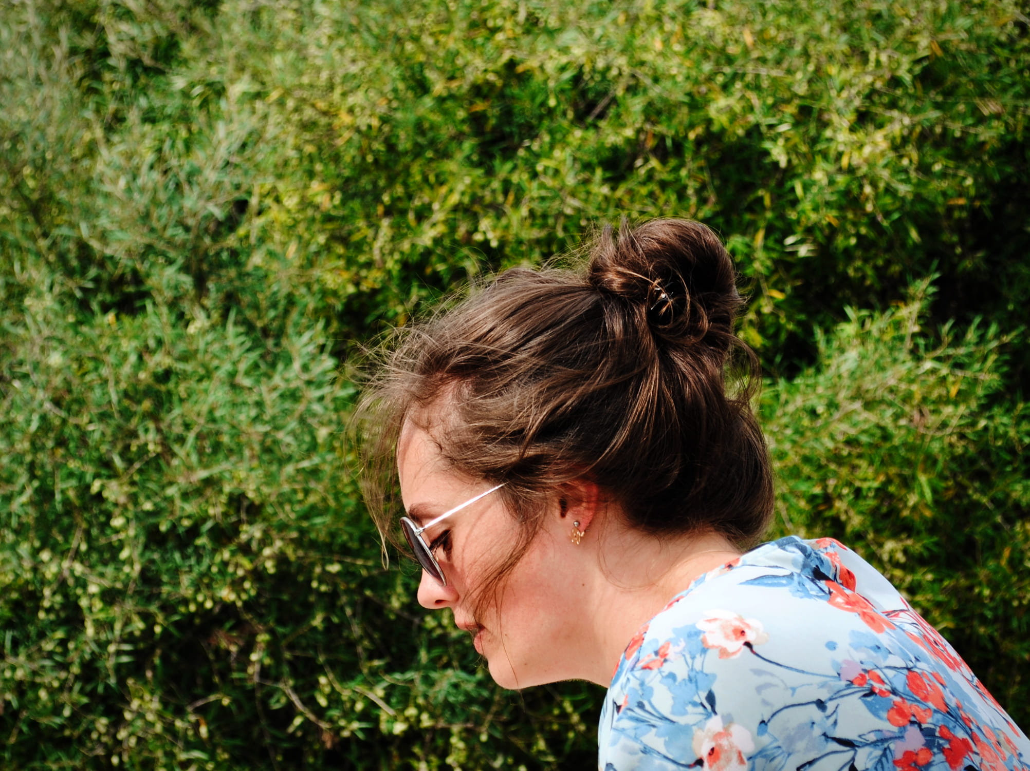 day, seeing, profile view, hairstyle, portrait, focus on foreground, rear view, hair bun, lifestyles, menorca, one person, tree, green, real people, daytime, HD Wallpaper