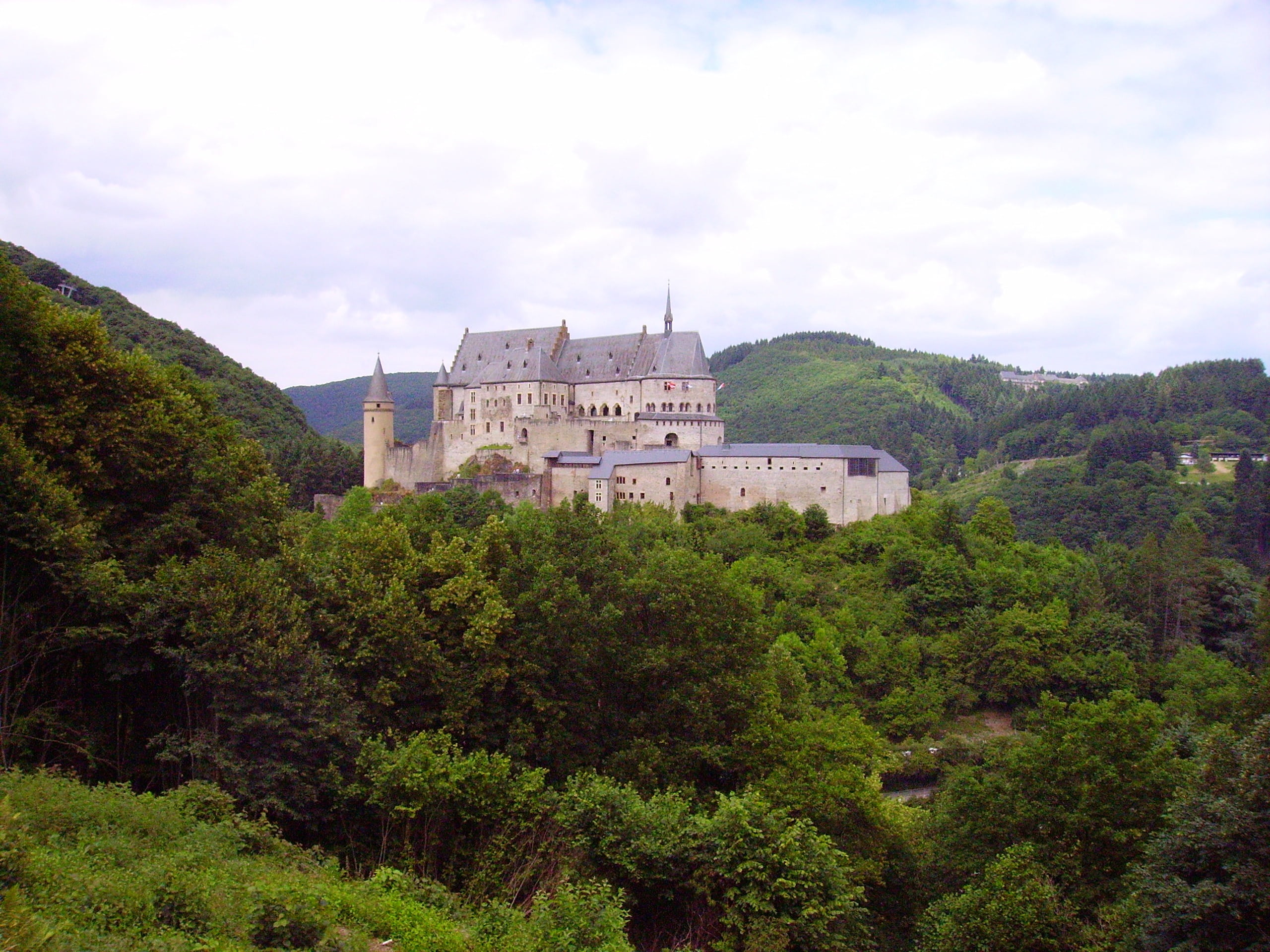 no people, vianden, green color, cloud - sky, the past, architecture, day, outdoors, travel destinations, building, growth, plant, mountain, 2K, built structure, HD Wallpaper