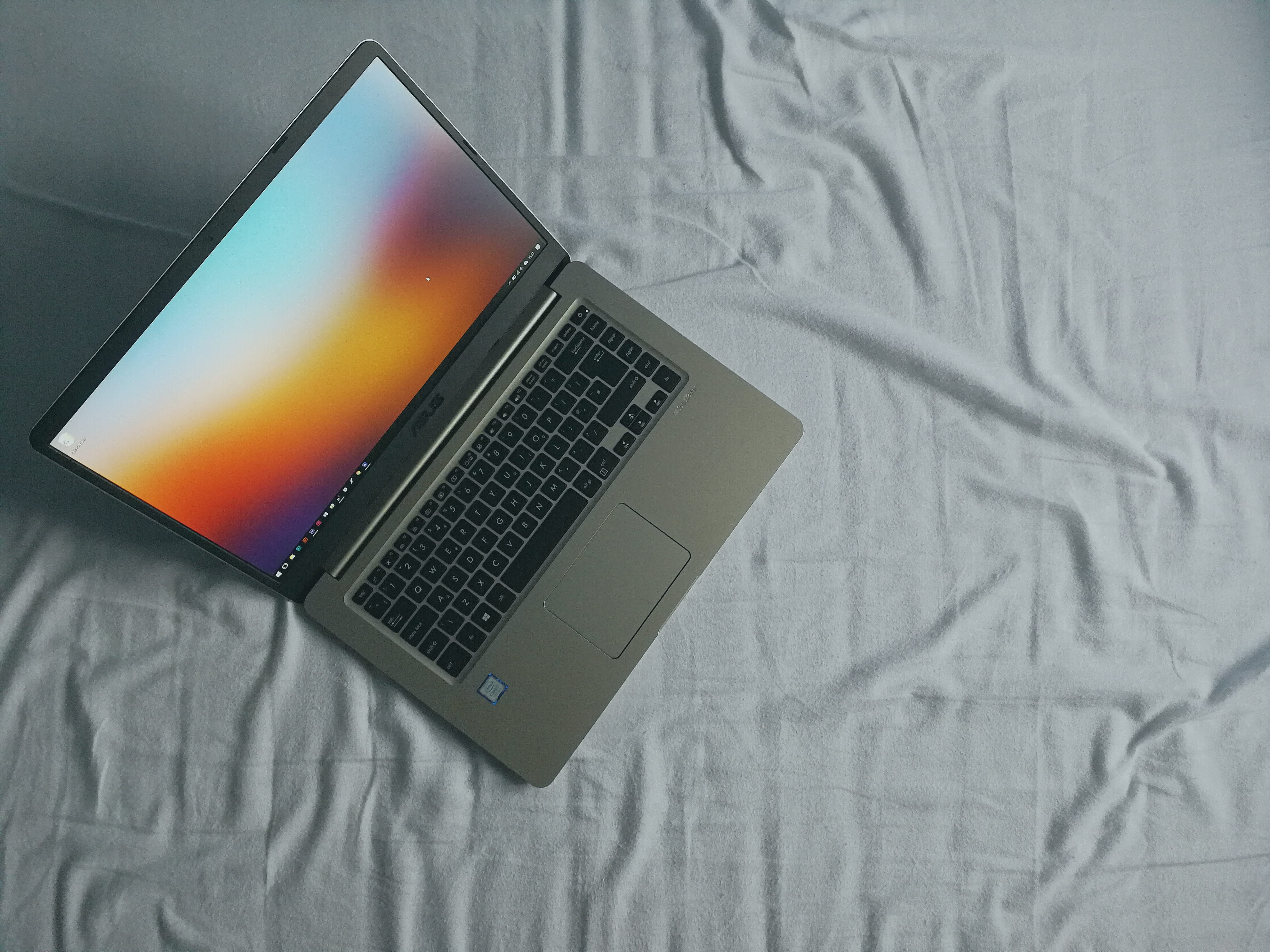 computer equipment, global communications, laptop, textile, zenbook, turn, wireless technology, rainbow, grey, keyboard, bed, bedroom, crime, domestic room, HD Wallpaper