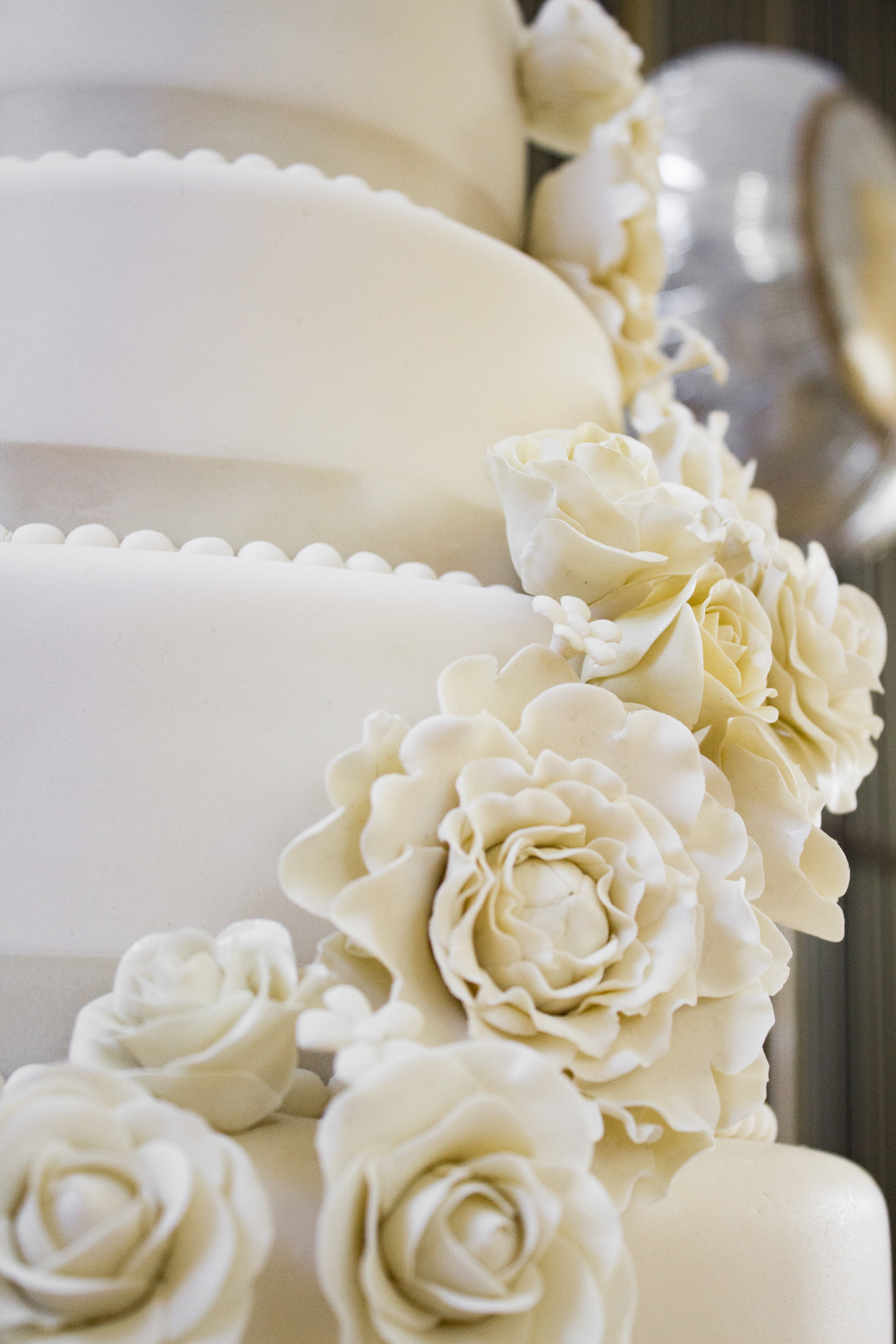 5K, party, groom, ceremony, wedding cakes, nature, cake, wedding cake, focus on foreground, indoors, flower, luxury, pearl jewelry, decorated, flowering plant, Phone HD Wallpaper