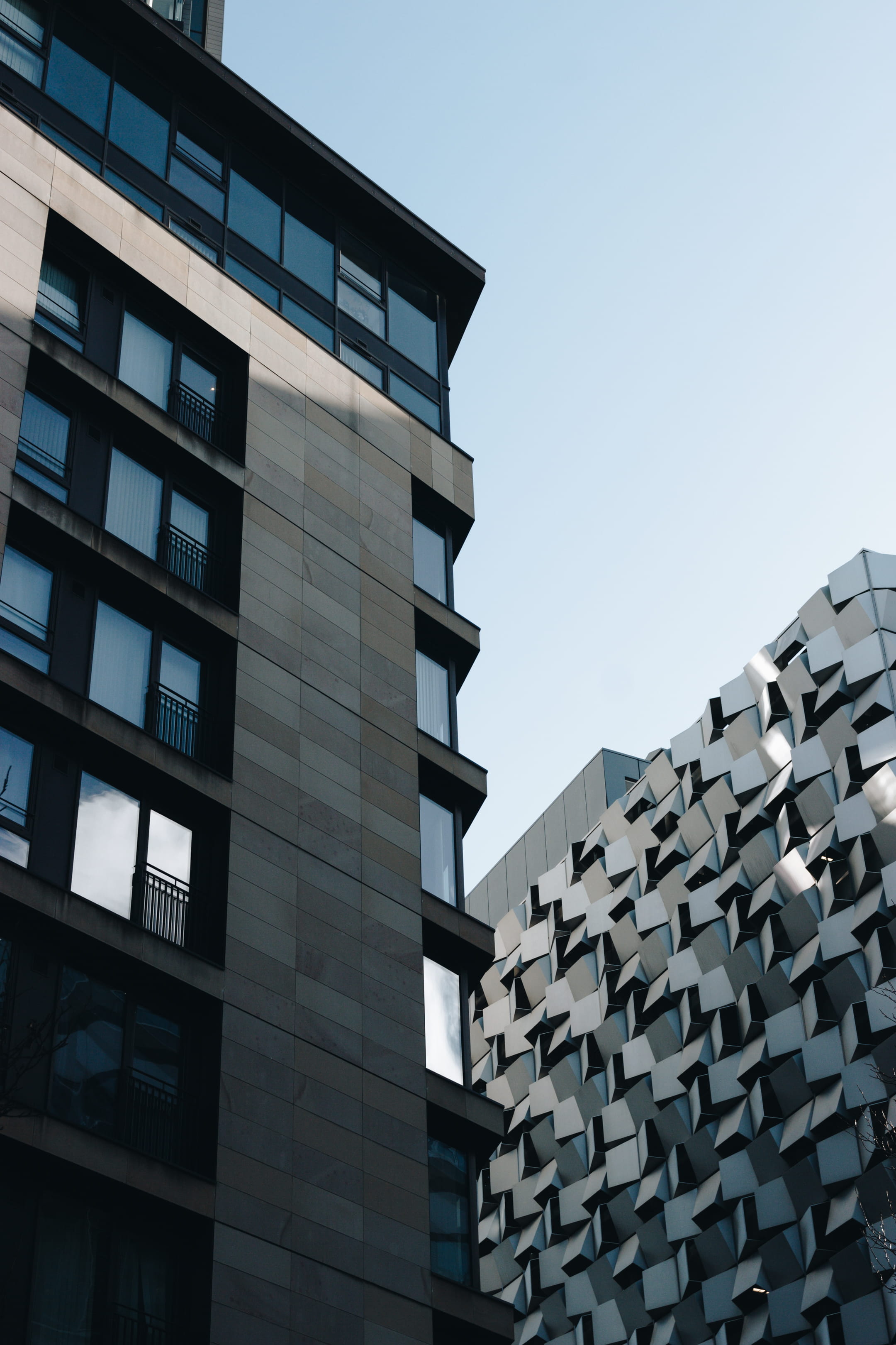 glass - material, tall, built structure, abstract, structure, office building exterior, united kingdom, nature, pattern, office, tower, window, art, outdoors, Phone HD Wallpaper