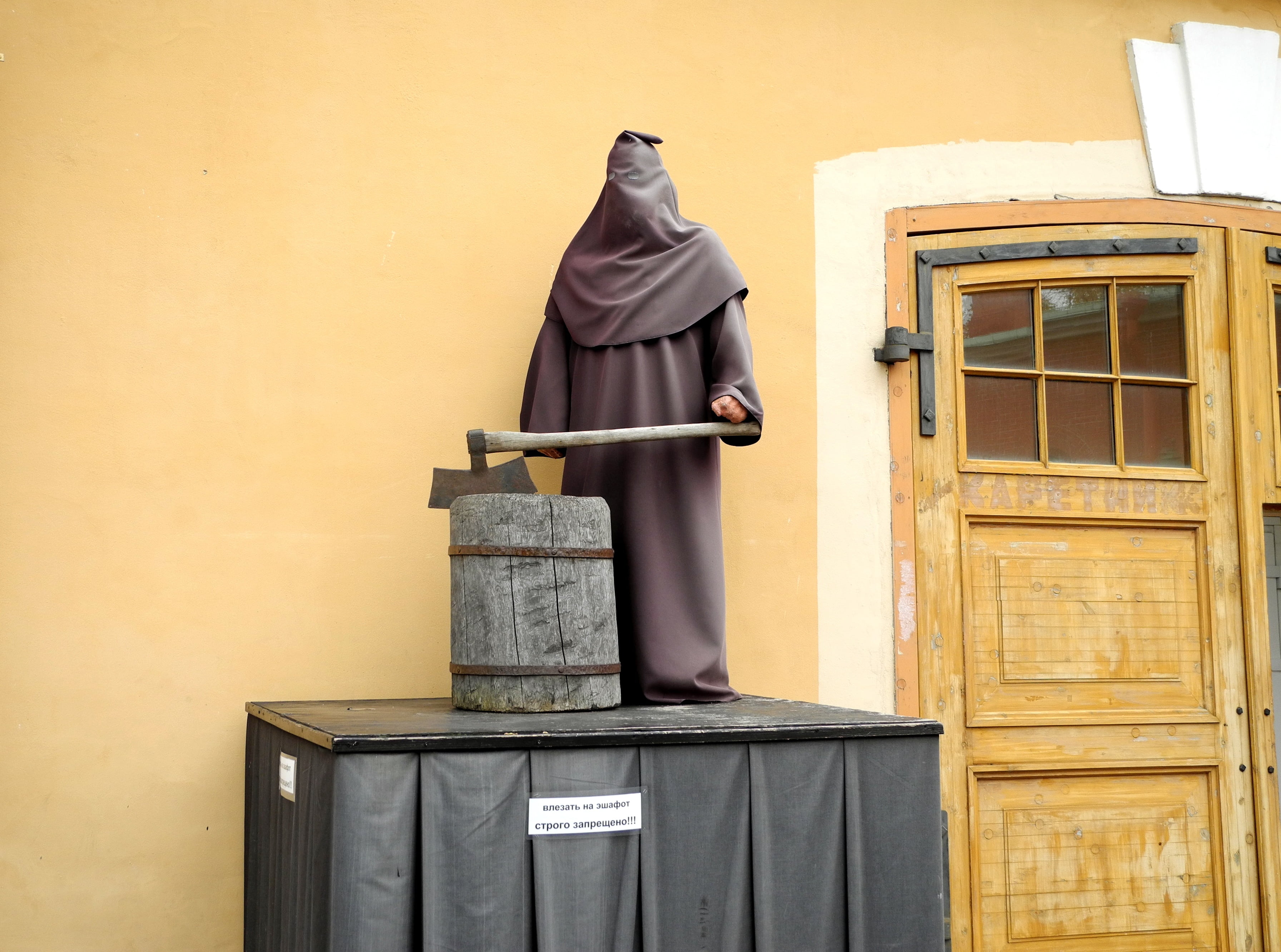 no people, executioner, 2K, representation, built structure, clothing, building exterior, entrance, the peter and paul fortress, history, door, sculpture, HD Wallpaper