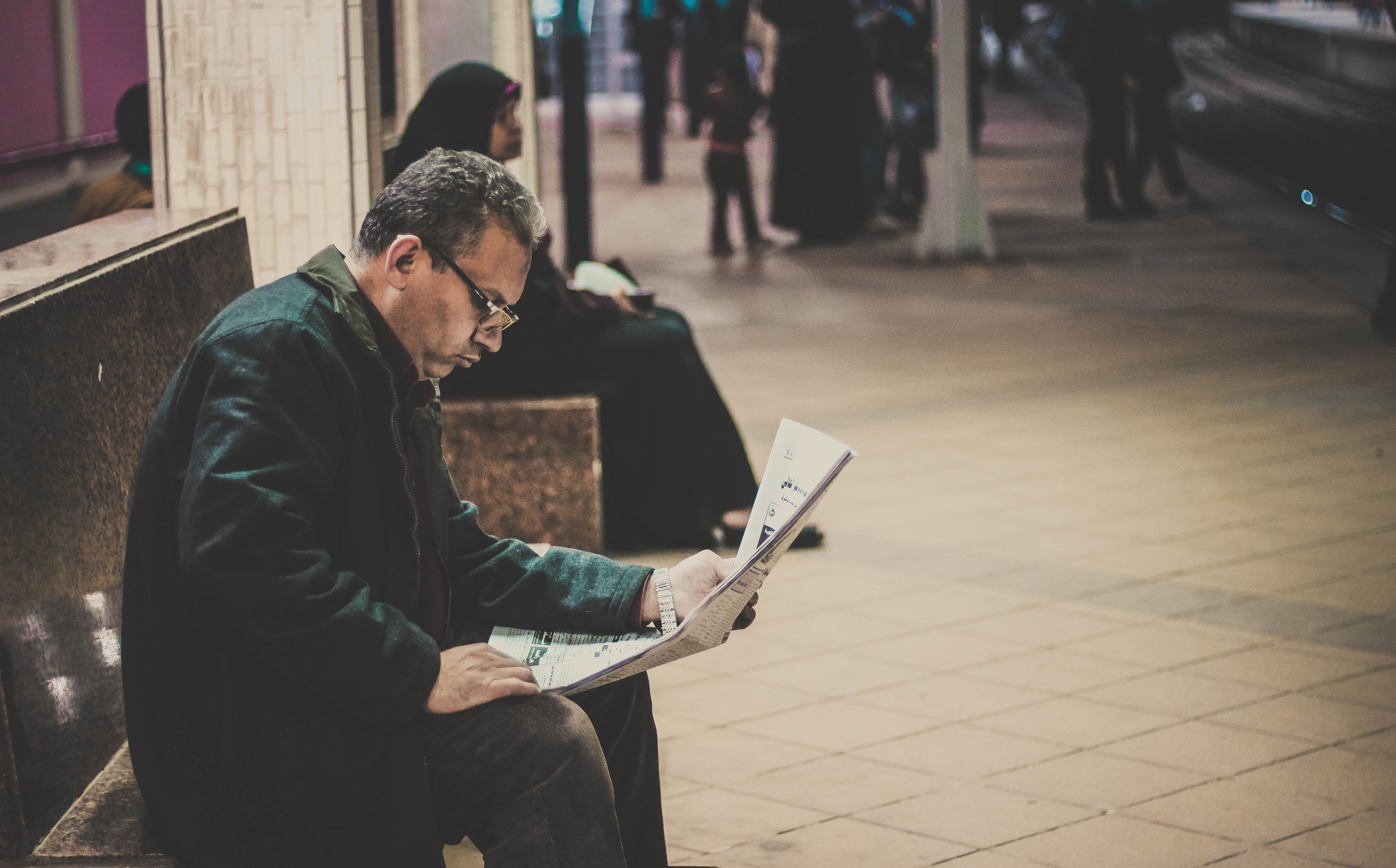 wireless technology, street life, clothing, paper, city, people, men, looking, mature men, architecture, newspaper, beard, three quarter length, focus on foreground, HD Wallpaper