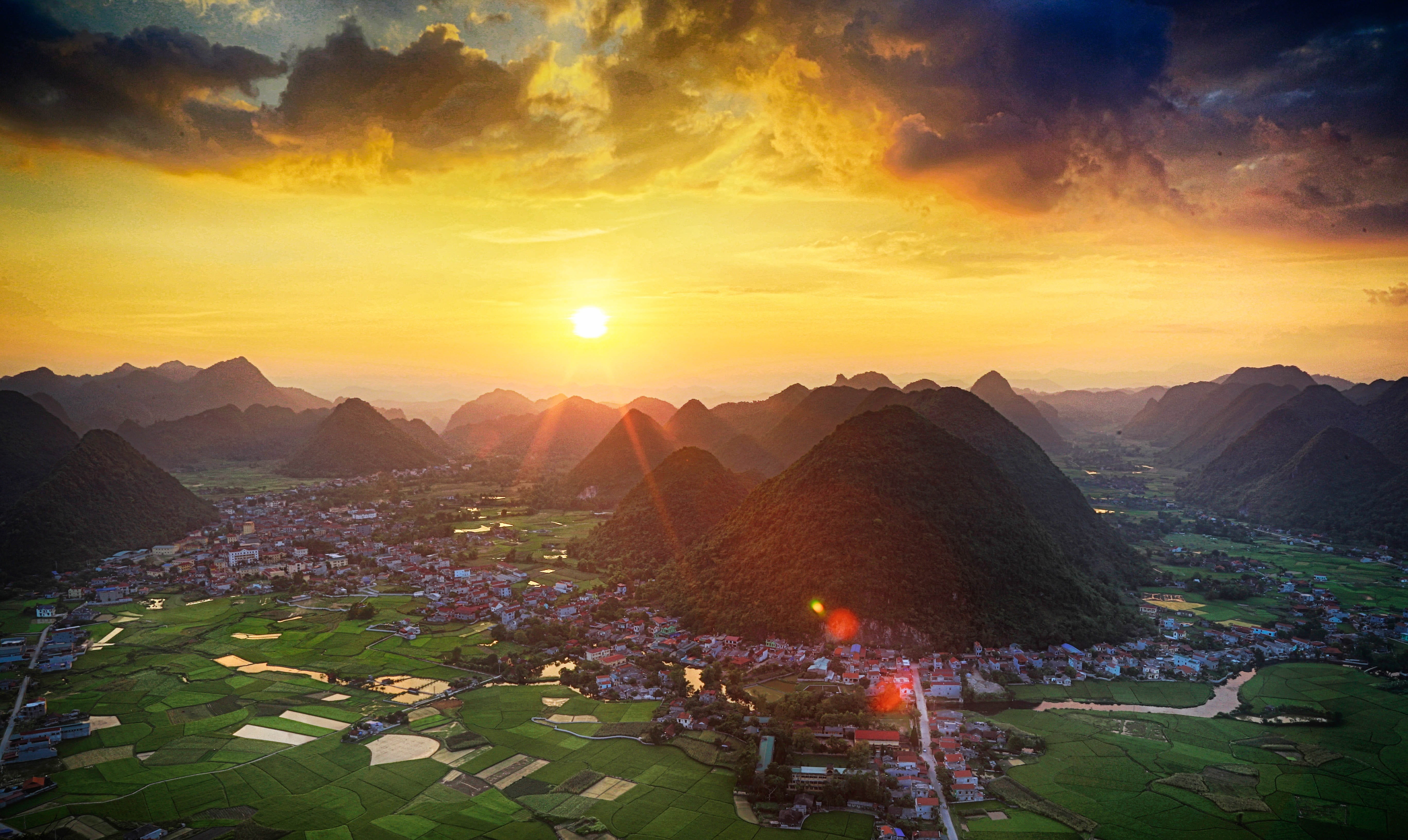landscape photo, travel, 5K, sunset, travel destinations, built structure, mountain range, outdoors, nature, sunlight, environment, land, binh minh, no people, HD Wallpaper