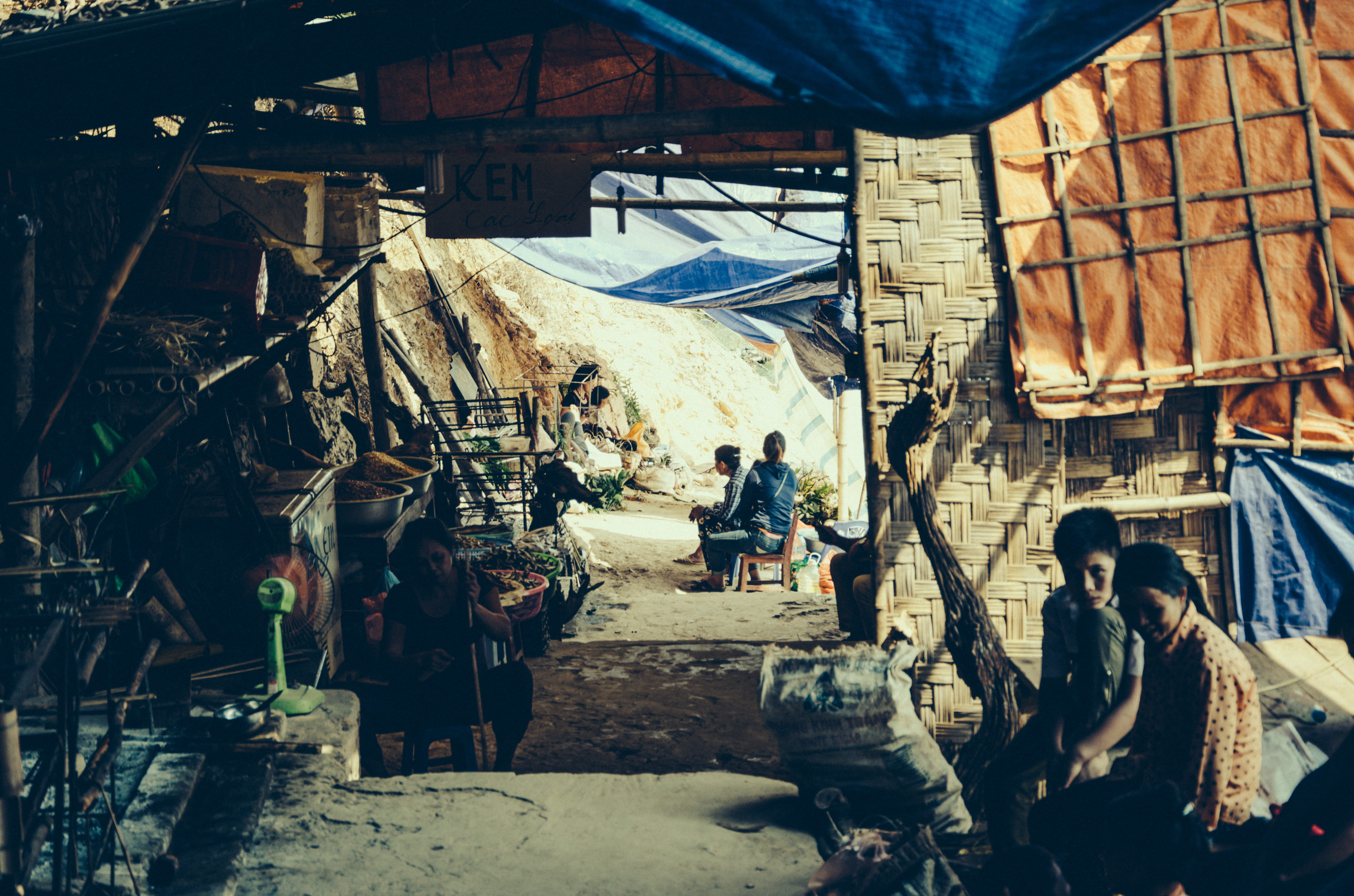 4K, mood, architecture, group, day, pathway, building, people, occupation, walking, outdoors, women, city, real people, transportation, hoa binh, rocky, HD Wallpaper