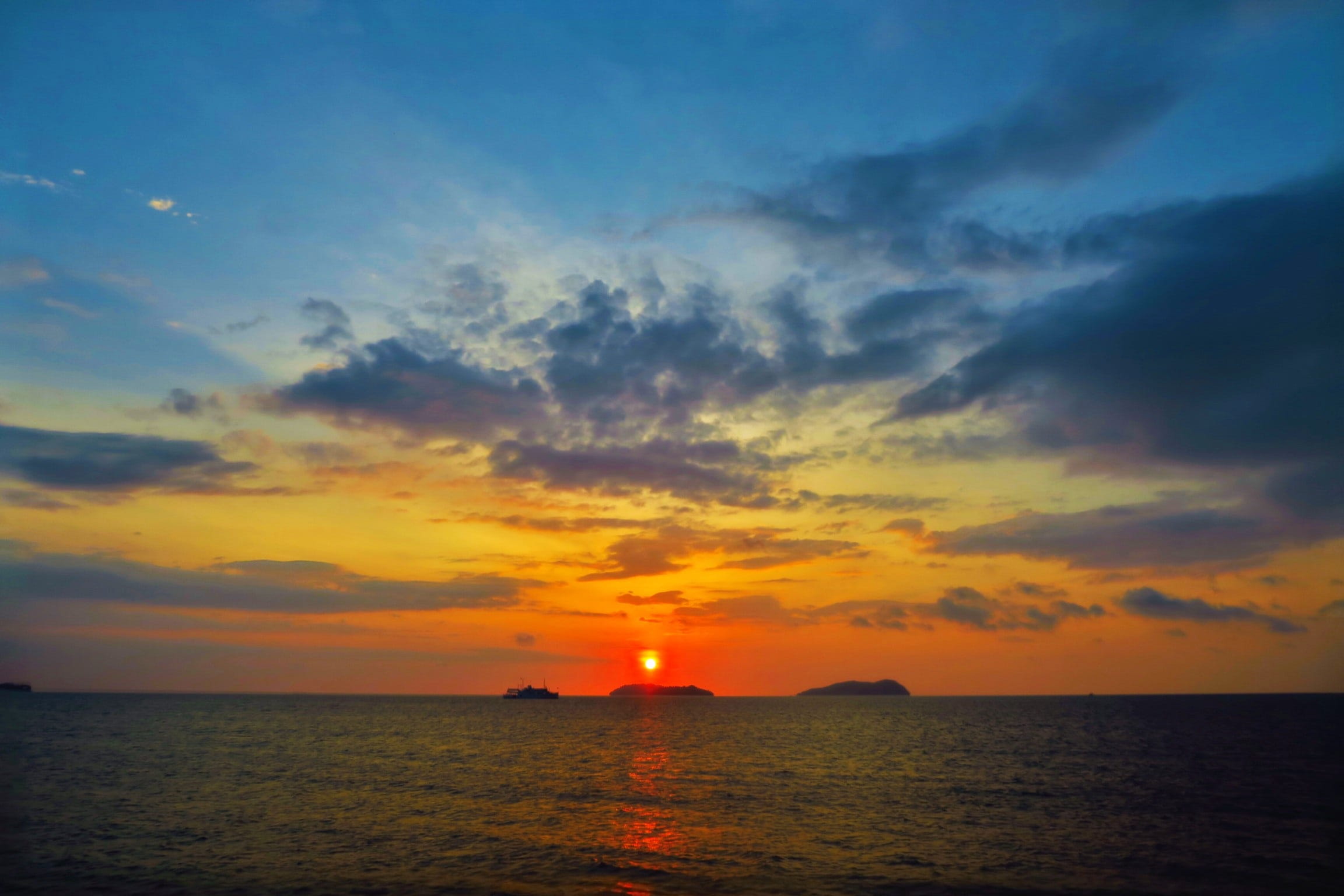 beach, dramatic sky, 1080P, scenics - nature, calm, kota kinabalu, waterfront, formation, horizon over water, no people, idyllic, golden, tranquility, HD Wallpaper