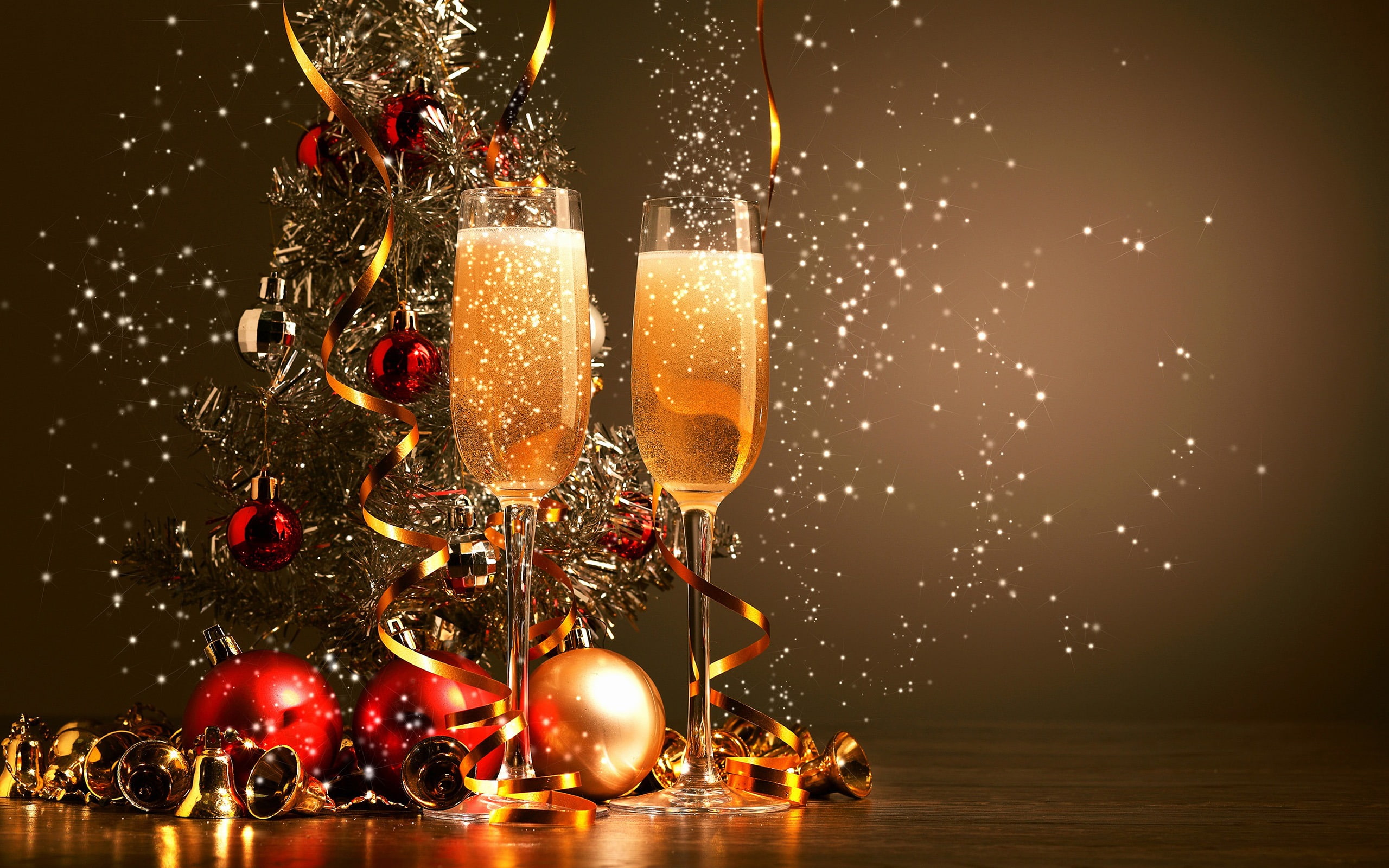 christmas ornament, 2K, splashing, household equipment, close-up, year, ornaments, new years eve, still life, motion, christmas, drink, refreshment, wal, HD Wallpaper