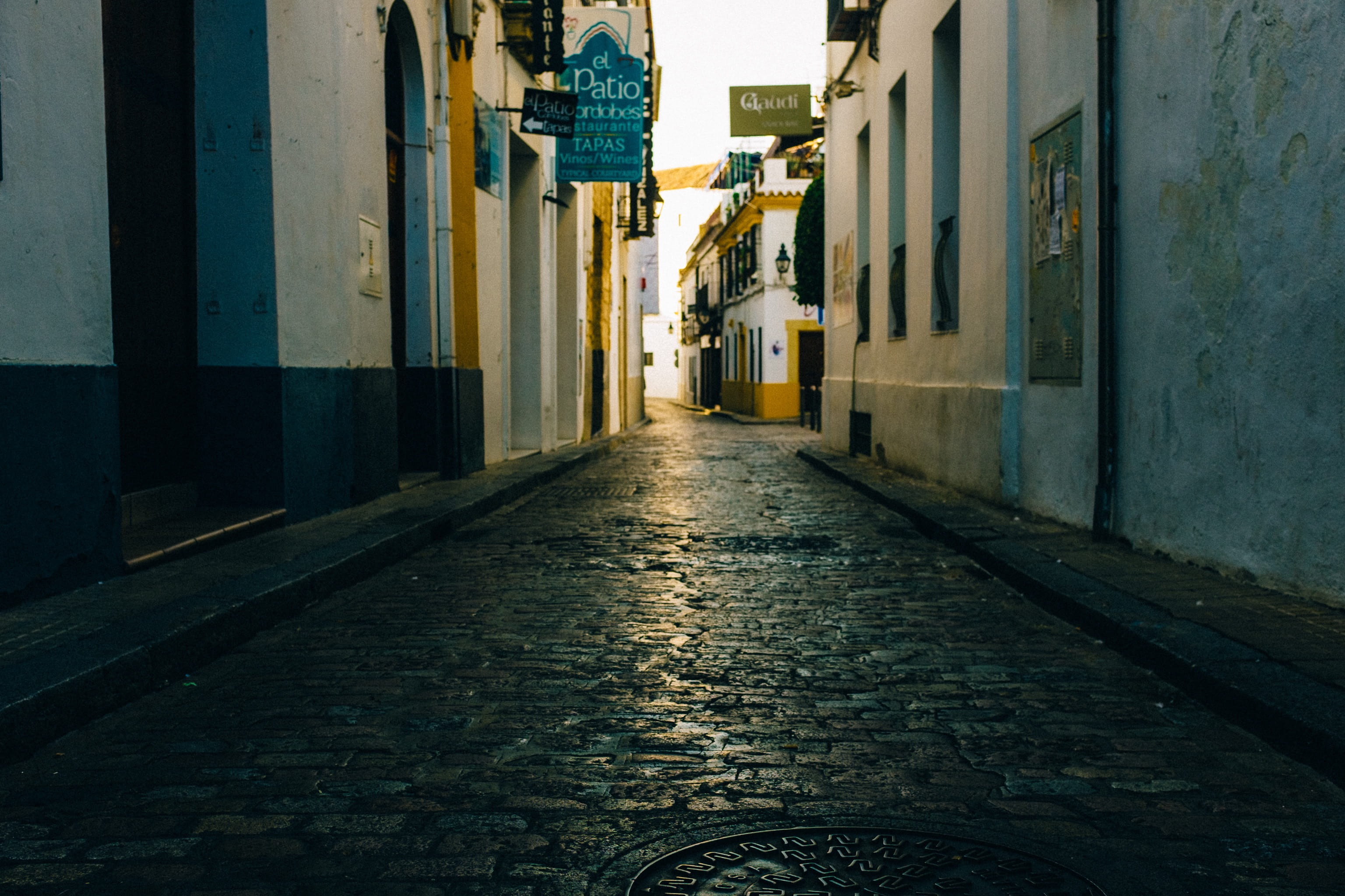 direction, european, alleryway, day, empty, diminishing perspective, footpath, 2K, cobblestone, córdoba, alley, old, building, town, building exterior, HD Wallpaper