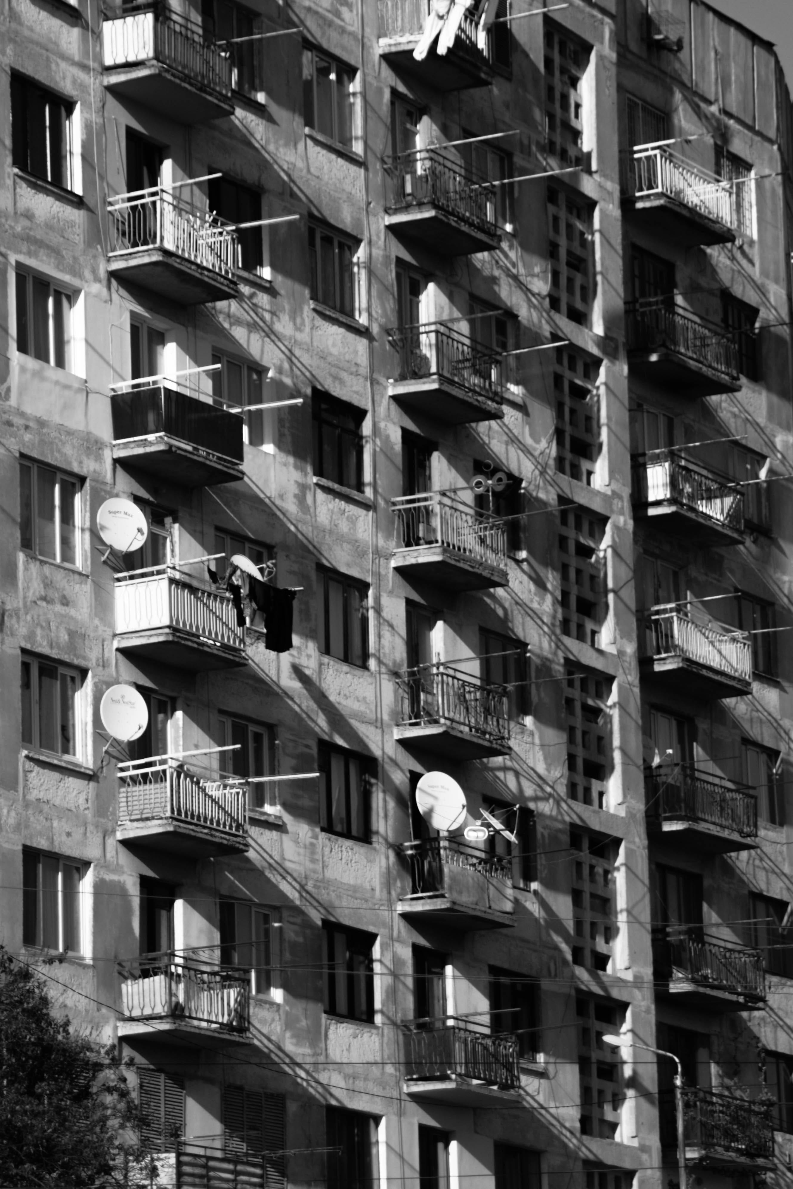full frame, black-and-white, balcones, building, city, day, black and white, building exterior, architecture, pattern, low angle view, balcony, outdoors, Phone HD Wallpaper