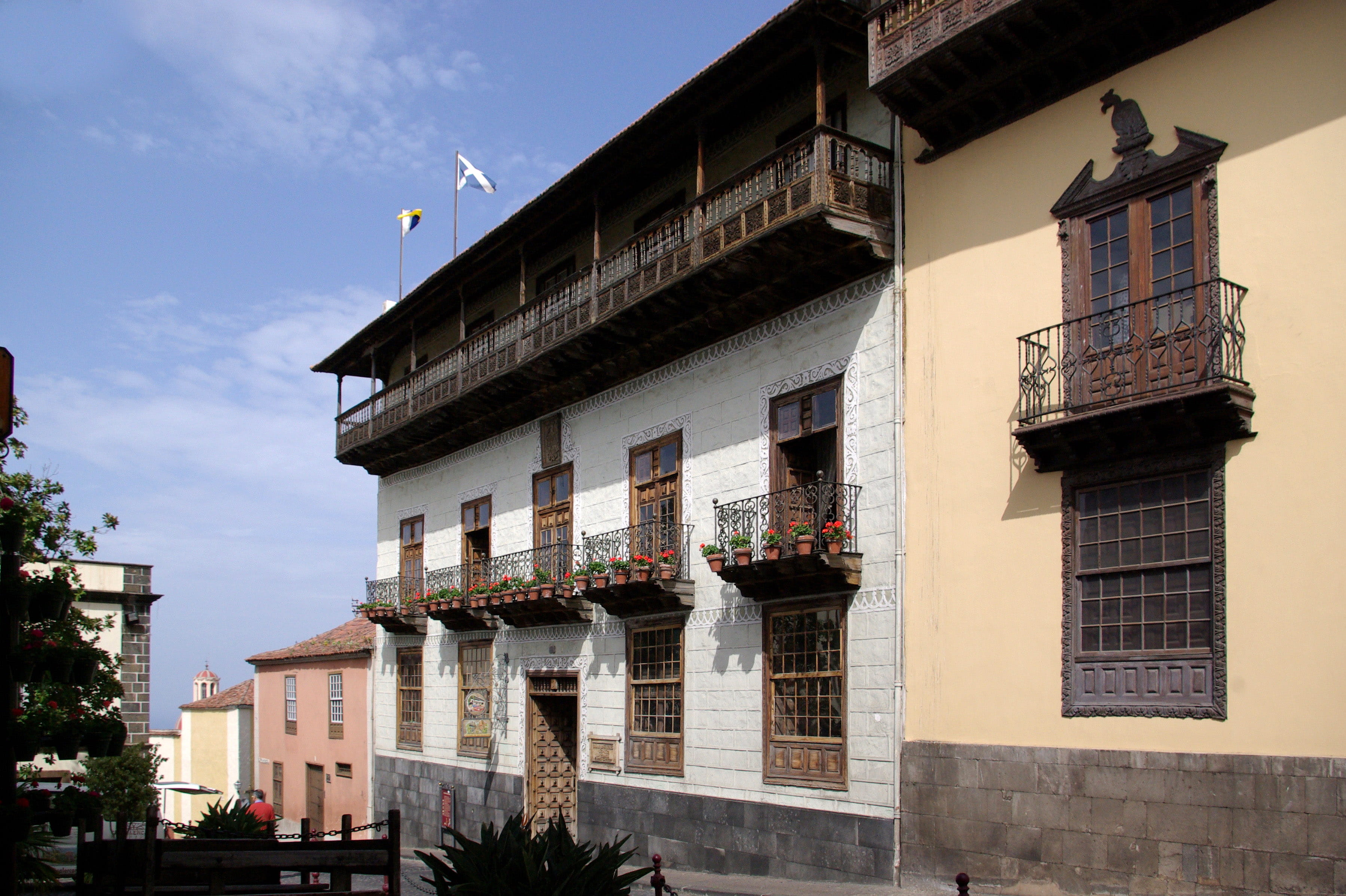 los, balcones, architecture, facade, casa, Casa de los Balcones, 2K, street, vertebrate, nature, city, low angle view, building Exterior, architecture And Buildings, HD Wallpaper