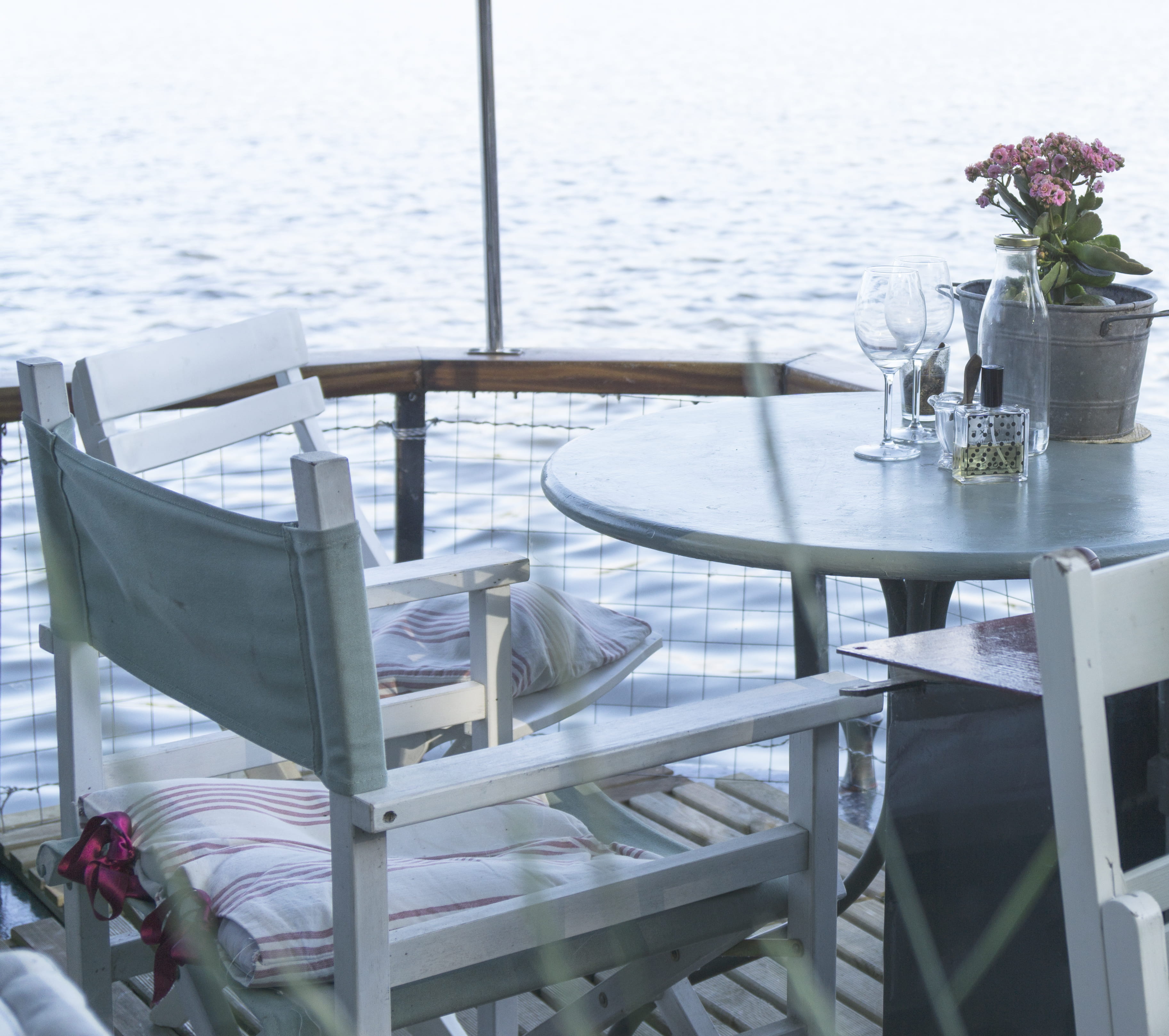 vase, nature, no people, luxury, setting, place, flower, outdoors, chill, perfume, water, table, seat, river, day, ribbon, plant, chair, railing, glass, HD Wallpaper