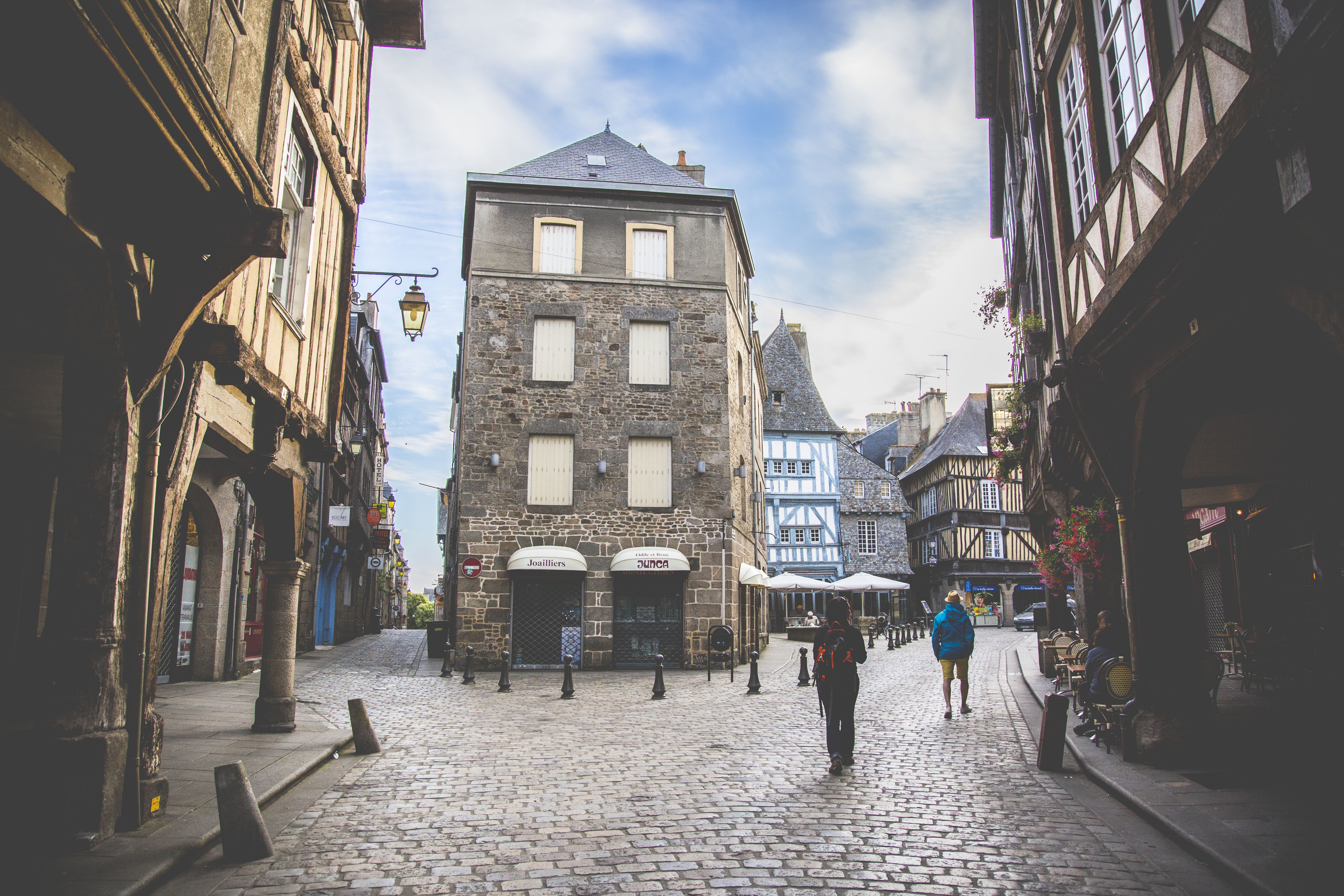 person, the way forward, médieval, women, day, building exterior, dinan, street, group of people, sky, lifestyles, architecture, brown, city, outdoors, HD Wallpaper