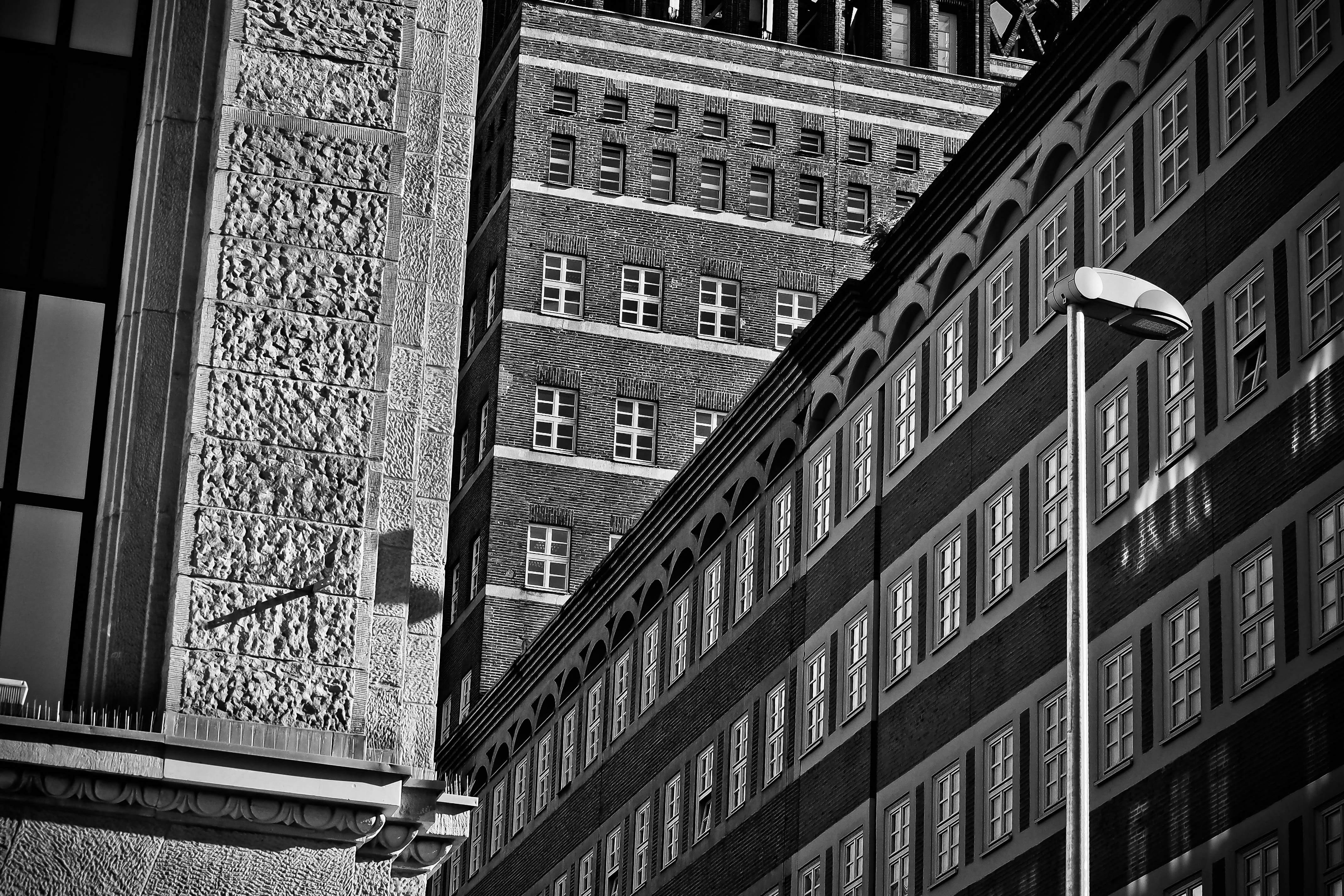 house facade, low angle view, glass - material, düsseldorf, outdoors, downtown, no people, old town, stadtmitte, backgrounds, black white, black and white, HD Wallpaper