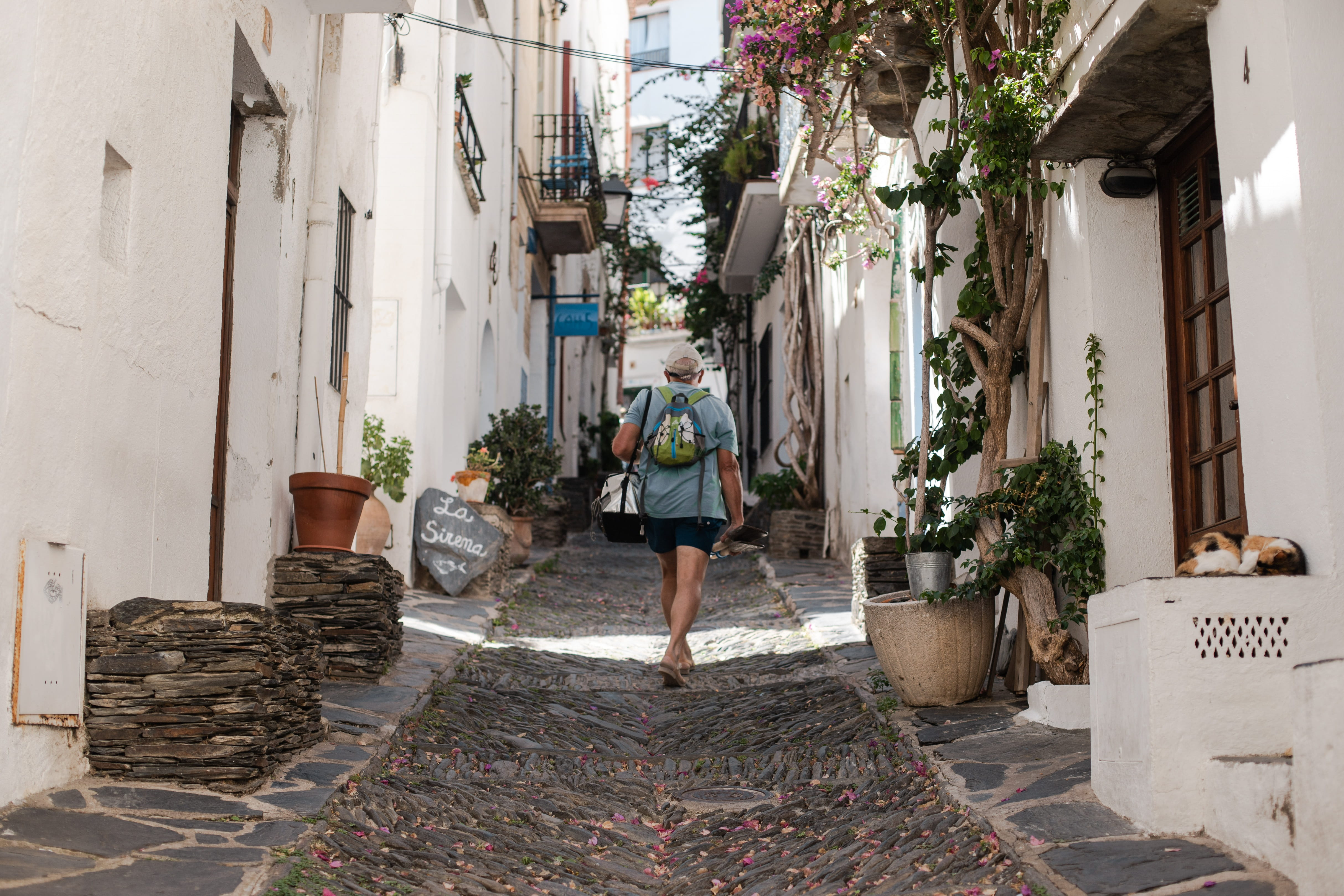 europe, city, travel, travel Destinations, men, summer, narrow, cadaqué, town, alleyway, street, cultures, old, traditional design, italy, house, medieval, HD Wallpaper