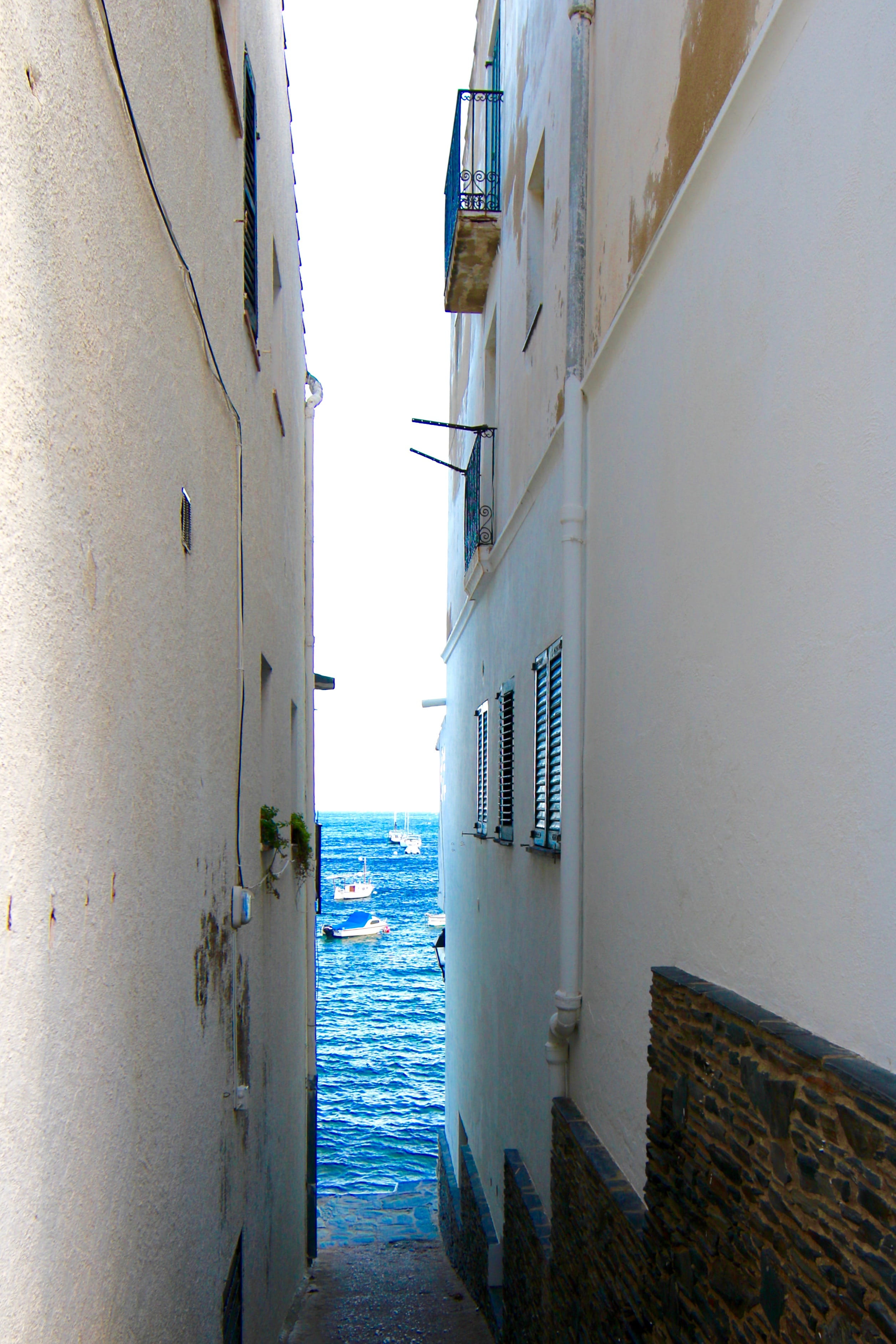 building, outdoors, coastline, sky, built structure, house, alley, no people, nature, sea, day, clear sky, architecture, mediterranean, horizon, cadaqués, Phone HD Wallpaper