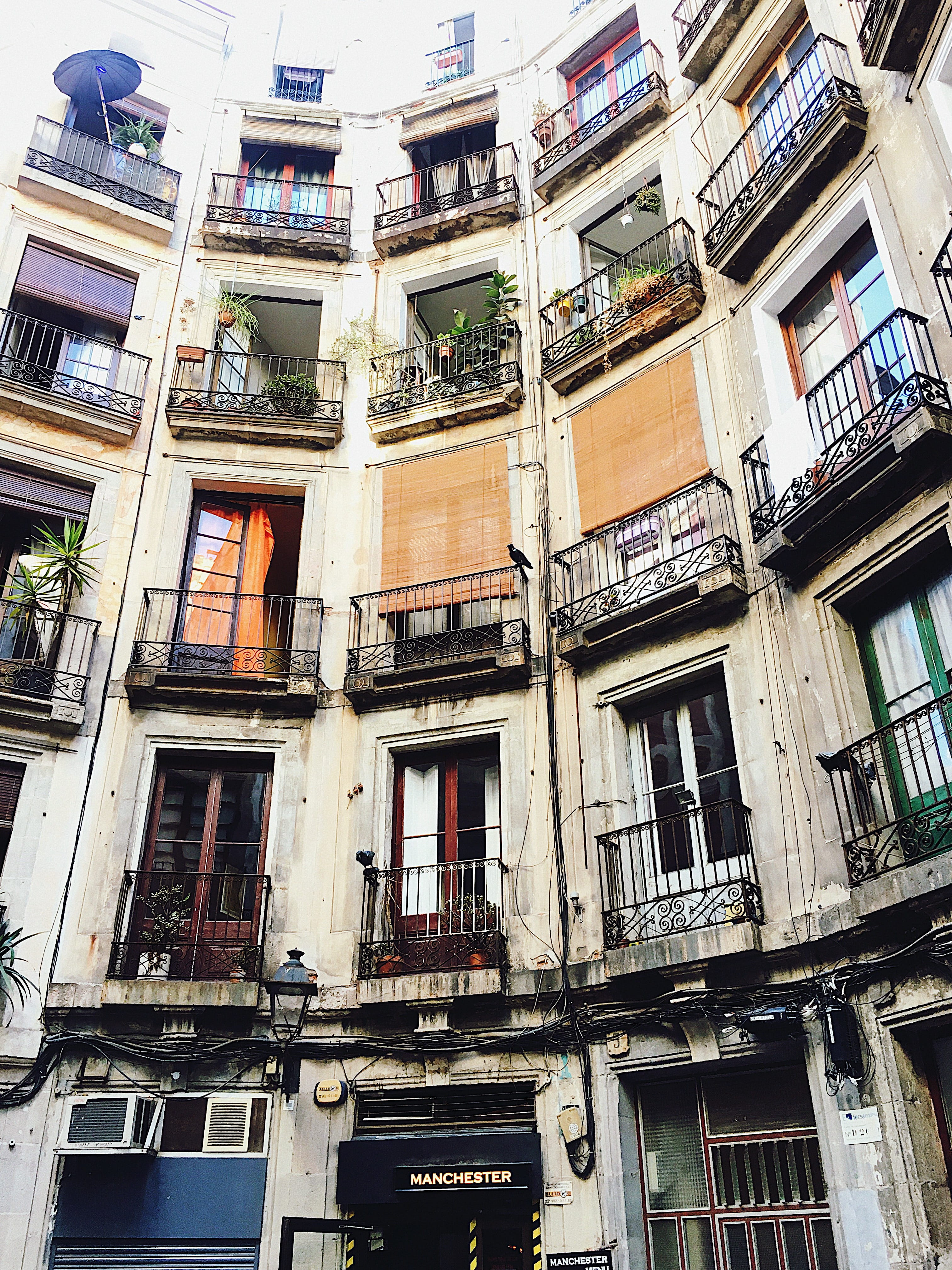 building exterior, 4K, side by side, europe, europa, built structure, residential district, barcelona, city, drying, travel, outdoors, apartment, architecture, Phone HD Wallpaper