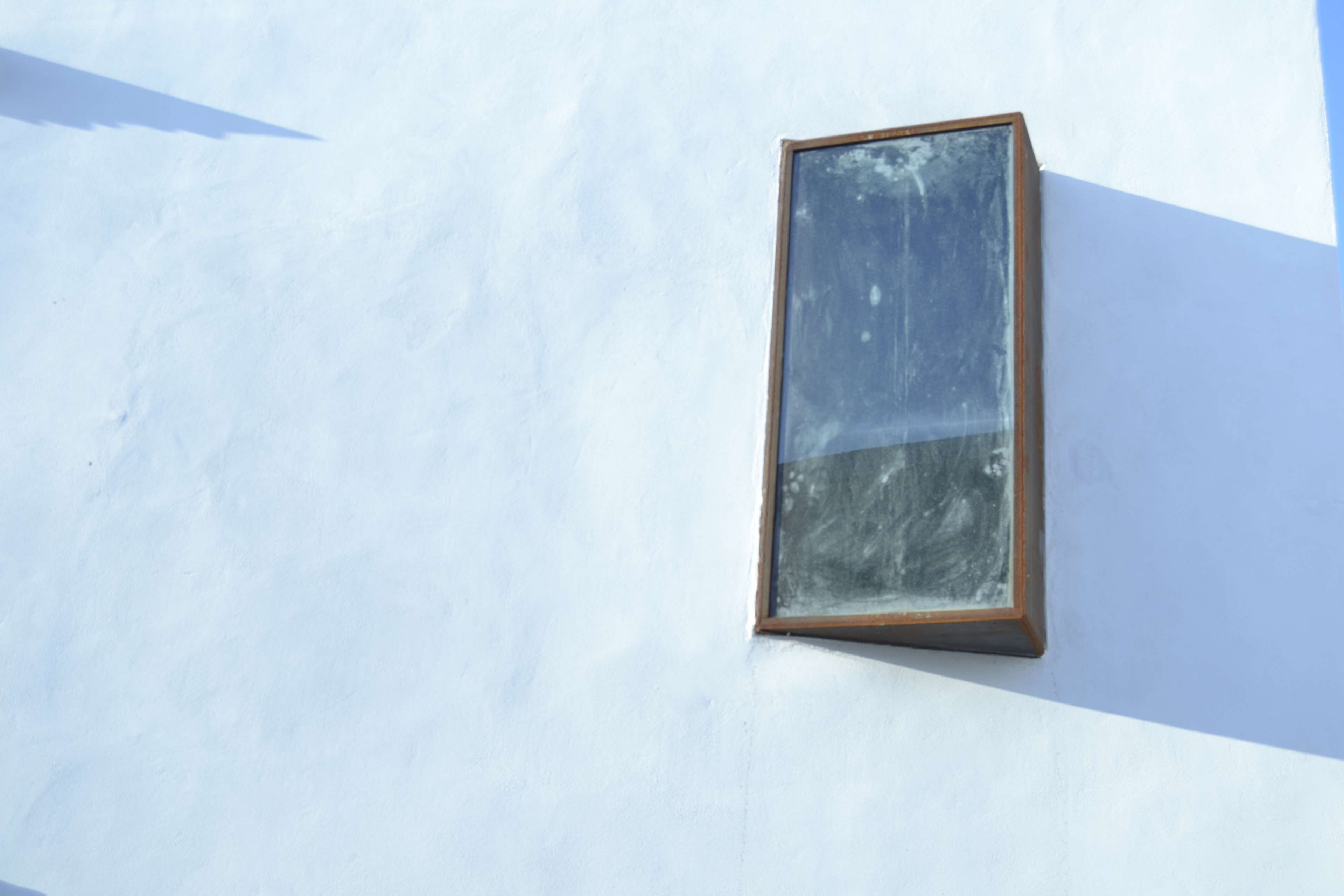blackboard, window, simplicity, built structure, day, wall - building feature, concrete, gray, sky, white color, outdoors, architecture, 4K, copy space, HD Wallpaper