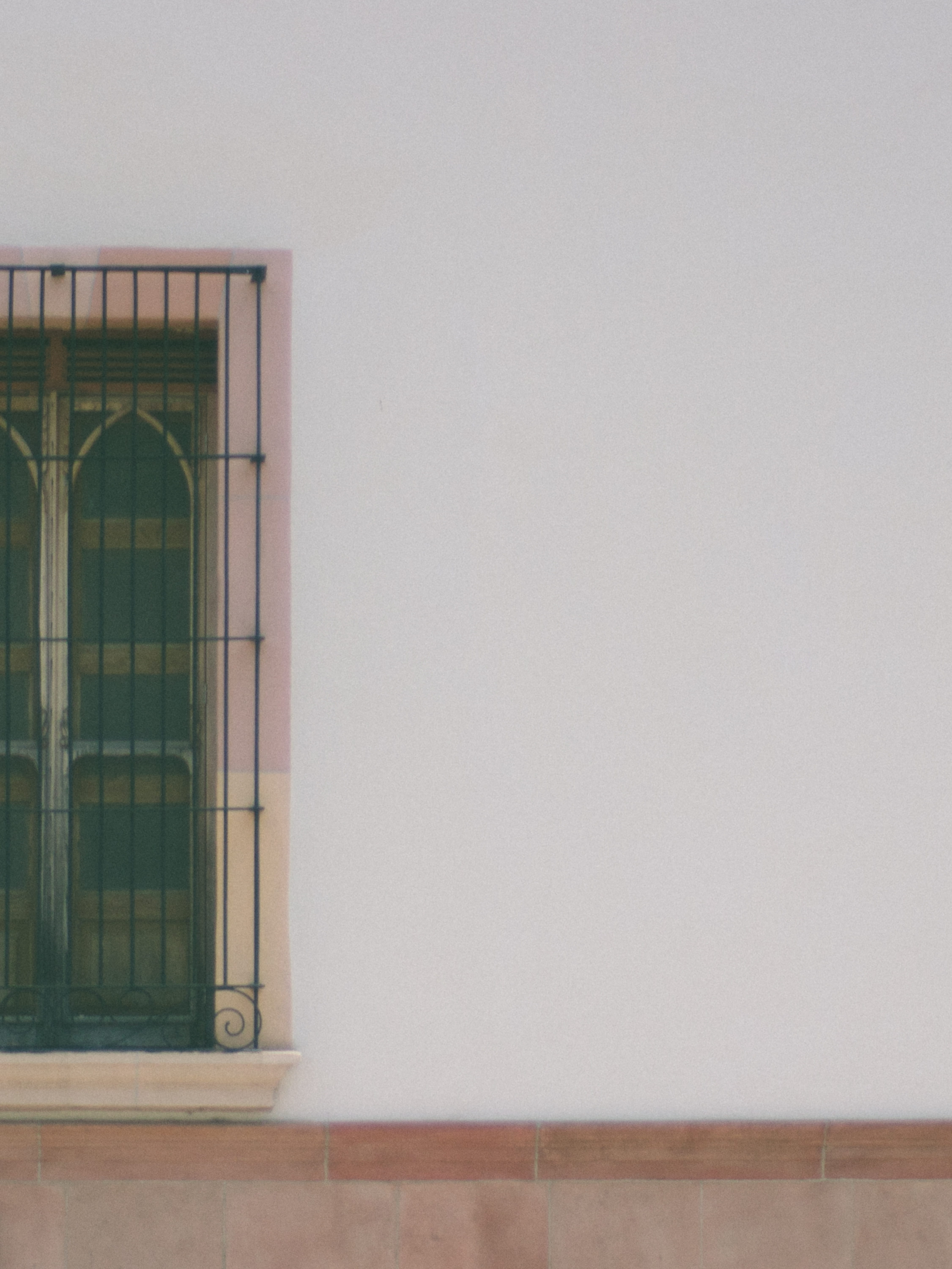 ventana, glass - material, furniture, pottery, french door, iglesia, outdoors, building exterior, white color, sliding door, no people, wall - building feature, Phone HD Wallpaper