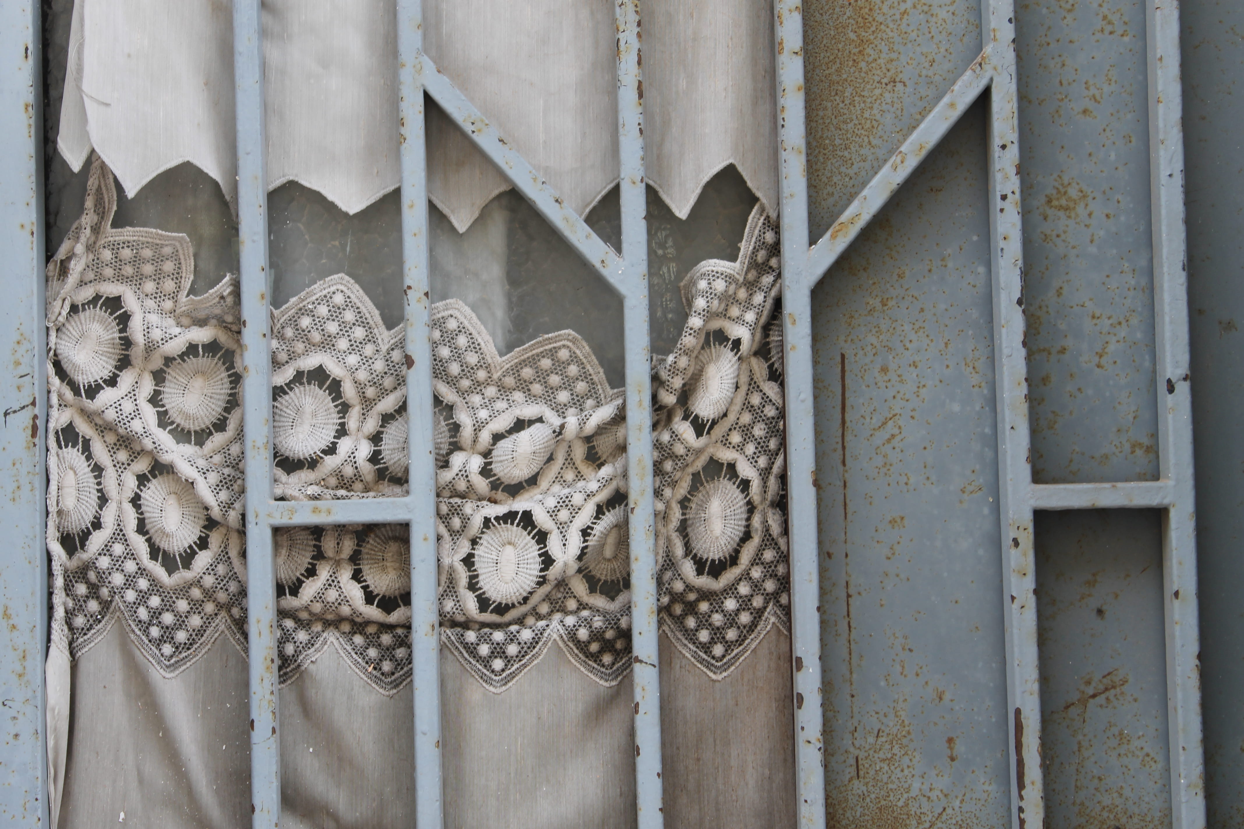 4K, protection, built structure, building, old, building exterior, weathered, de epoca, silver colored, day, floral pattern, full frame, wall - building feature, HD Wallpaper