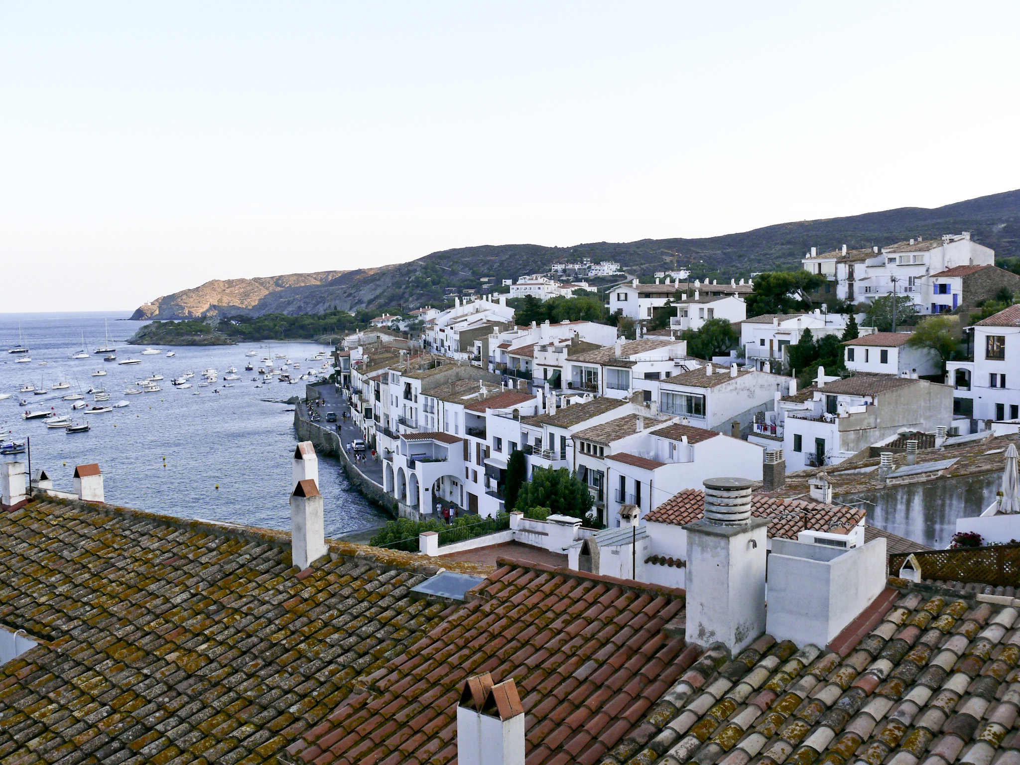 1080P, town, city, day, residential district, mountain, sea, horizon over water, landscape, cadaqués, outdoors, roof, costa brava, beach, water, clear sky, HD Wallpaper