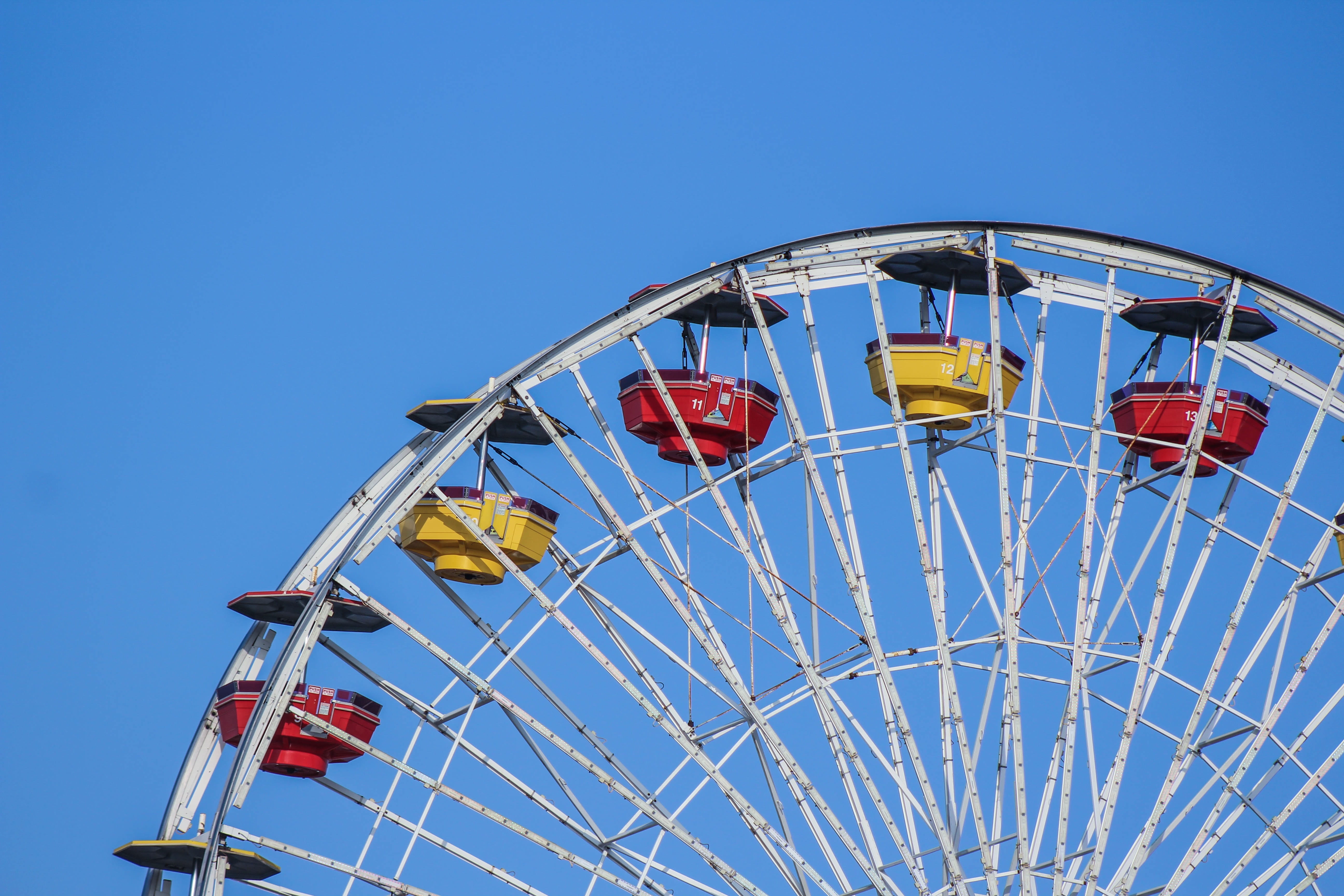 cabins, day, positive emotion, leisure activity, white, 5K, sunny, no people, passenger cars, nature, ride, clear sky, gondolas, pods, ferris wheel, arts culture and entertainment, HD Wallpaper