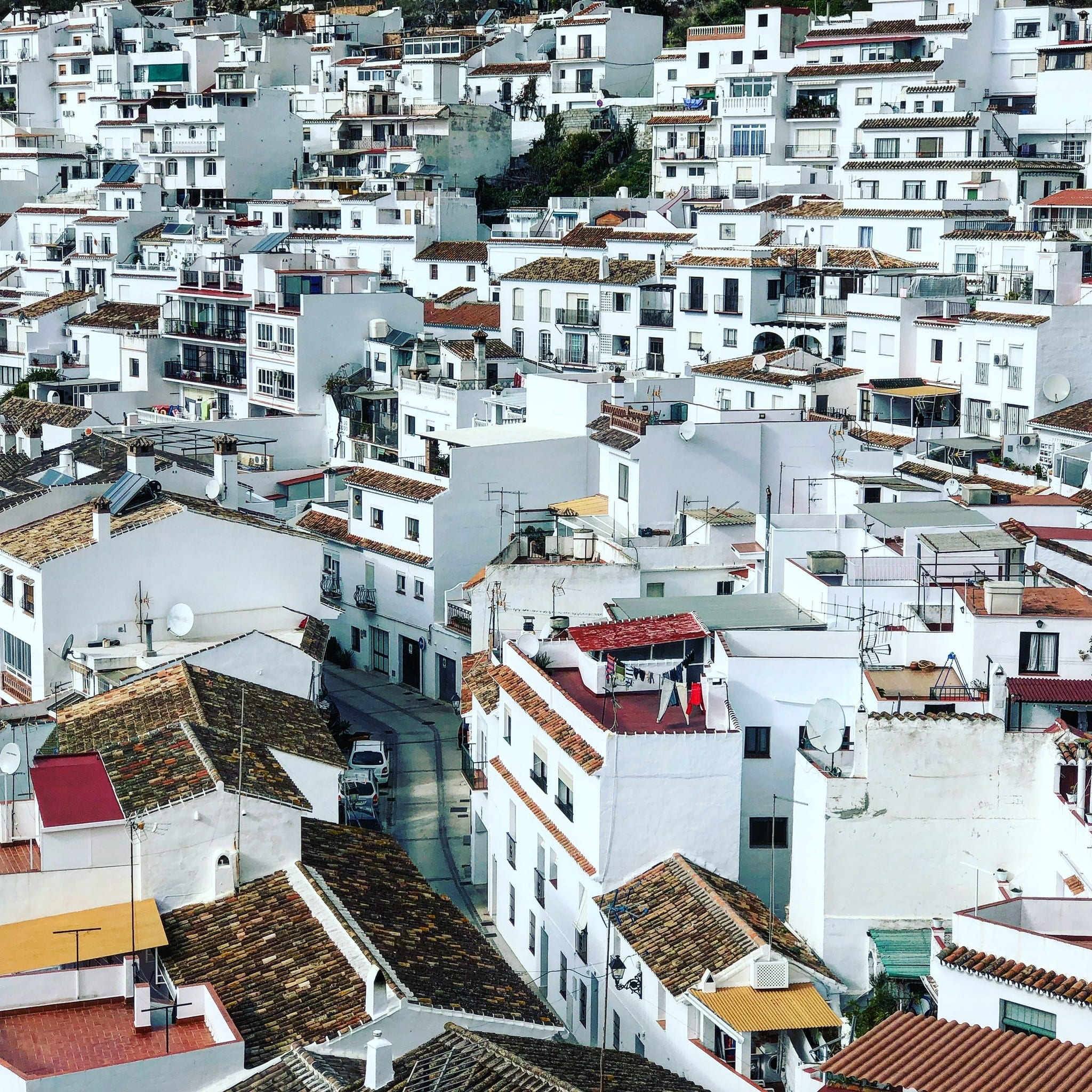outdoors, settlement, costa, house, building exterior, crowd, built structure, travel, townscape, roof, residential district, town, white color, sea, apartment, Phone HD Wallpaper