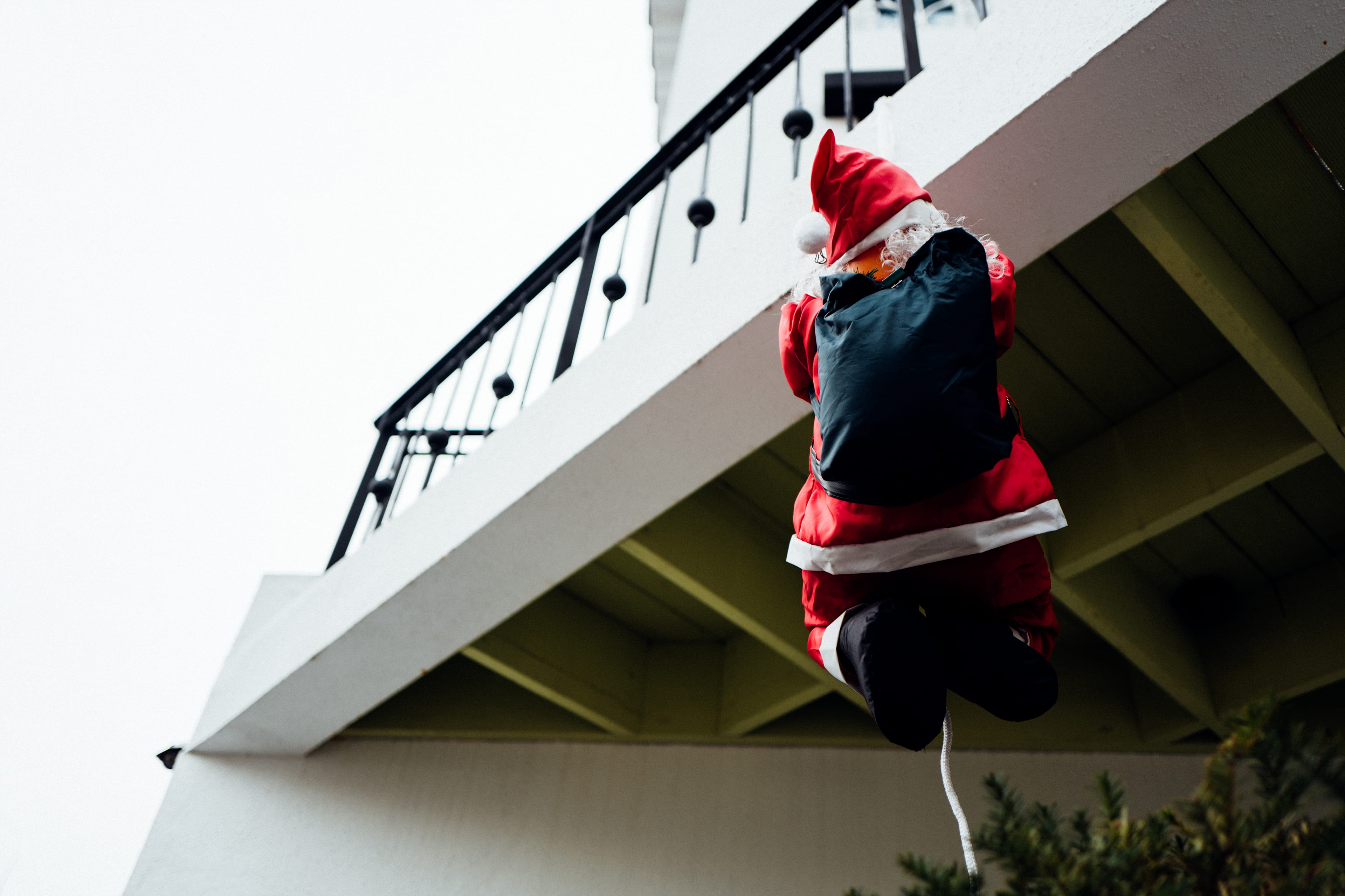 christmas, 산타클로스, black, real people, character, santa clau, winter, building exterior, red, bridge, 4K, person, rope, korea, 28mm, built structure, day, HD Wallpaper