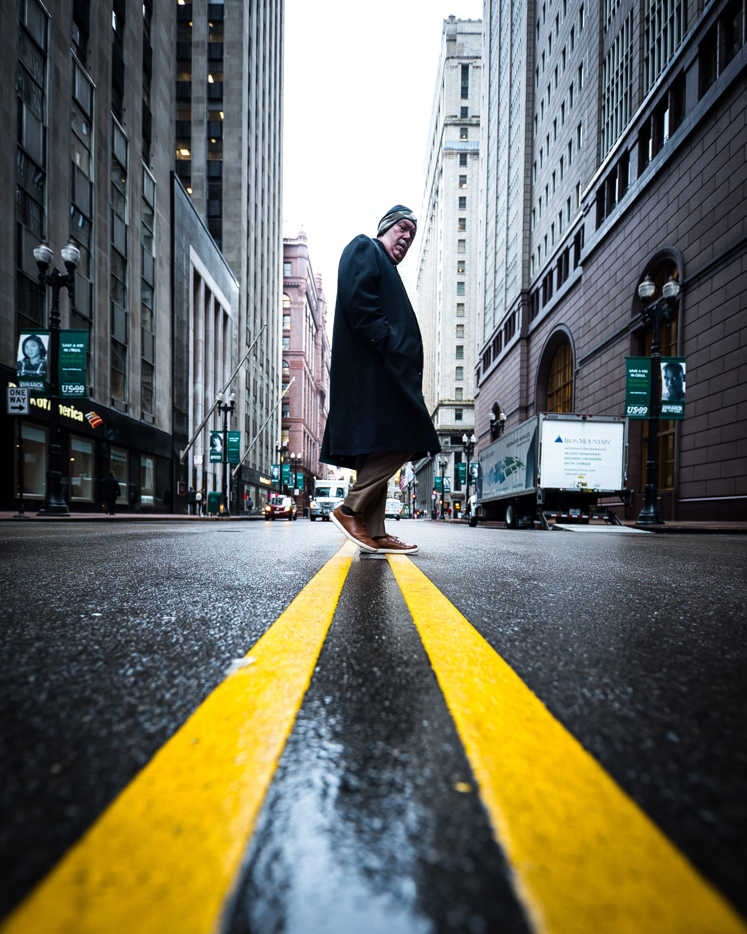 transportation system, traffic, crosswalk, lights, surface level, city life, symbol, office building exterior, 2K, marking, buildings, modern, full length, Phone HD Wallpaper