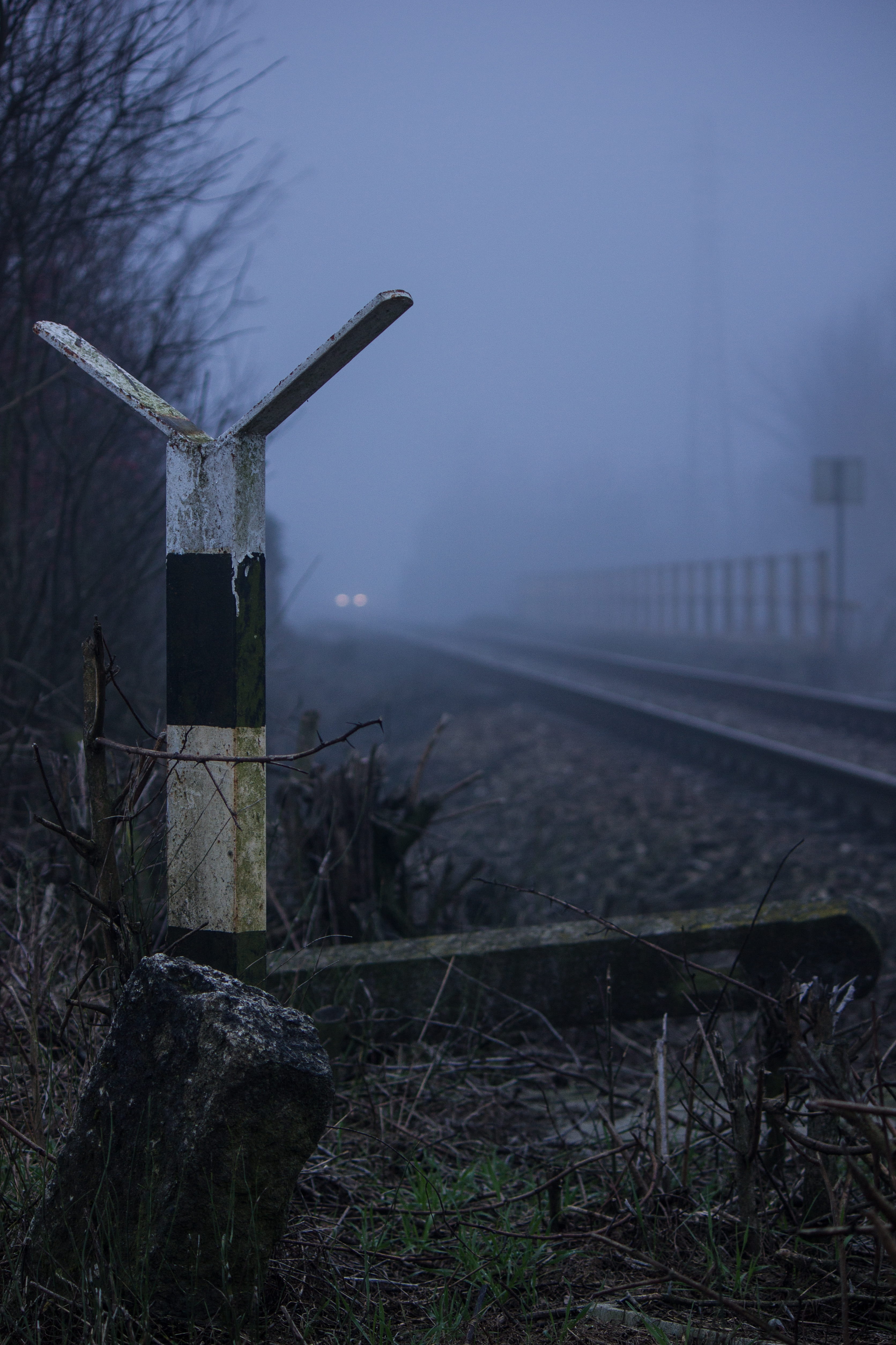 4K, nature, level crossing, transport, grave, cross, land, trip, outdoors, built structure, architecture, travel, rust, sadness, field, rails, environment, Phone HD Wallpaper