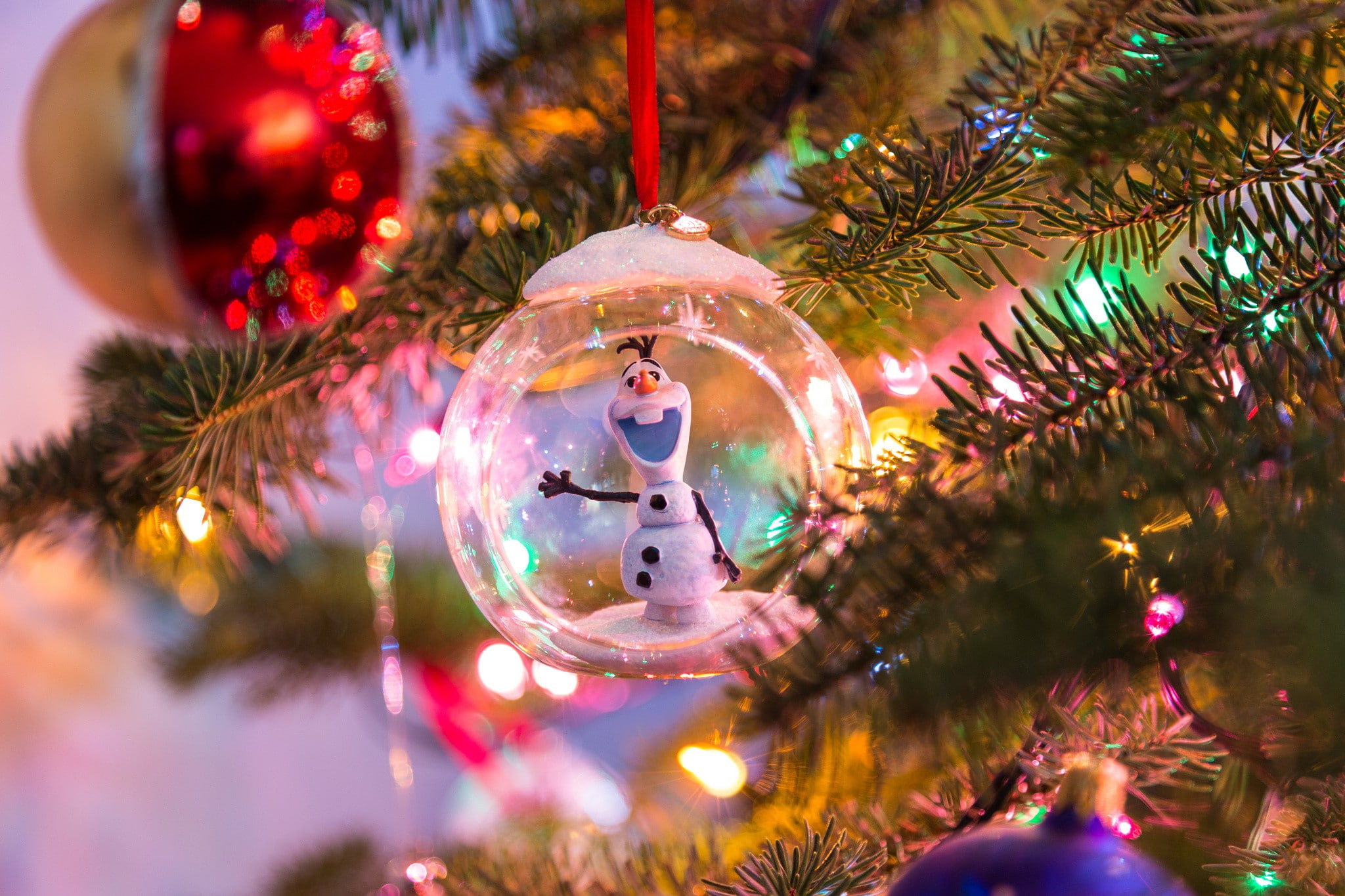 snowman, baubles, christmas, 1080P, blur, new, year, balls, branches, The balls, olaf, HD Wallpaper