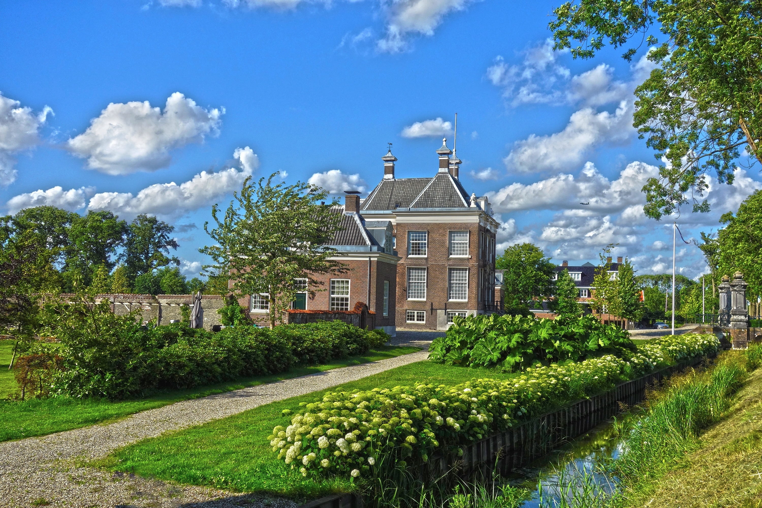manor, 2K, outdoors, historic, oostermeer, 1728, 18th century architecture, green color, blue, countryside, luxury, cloud - sky, no people, netherlands, HD Wallpaper