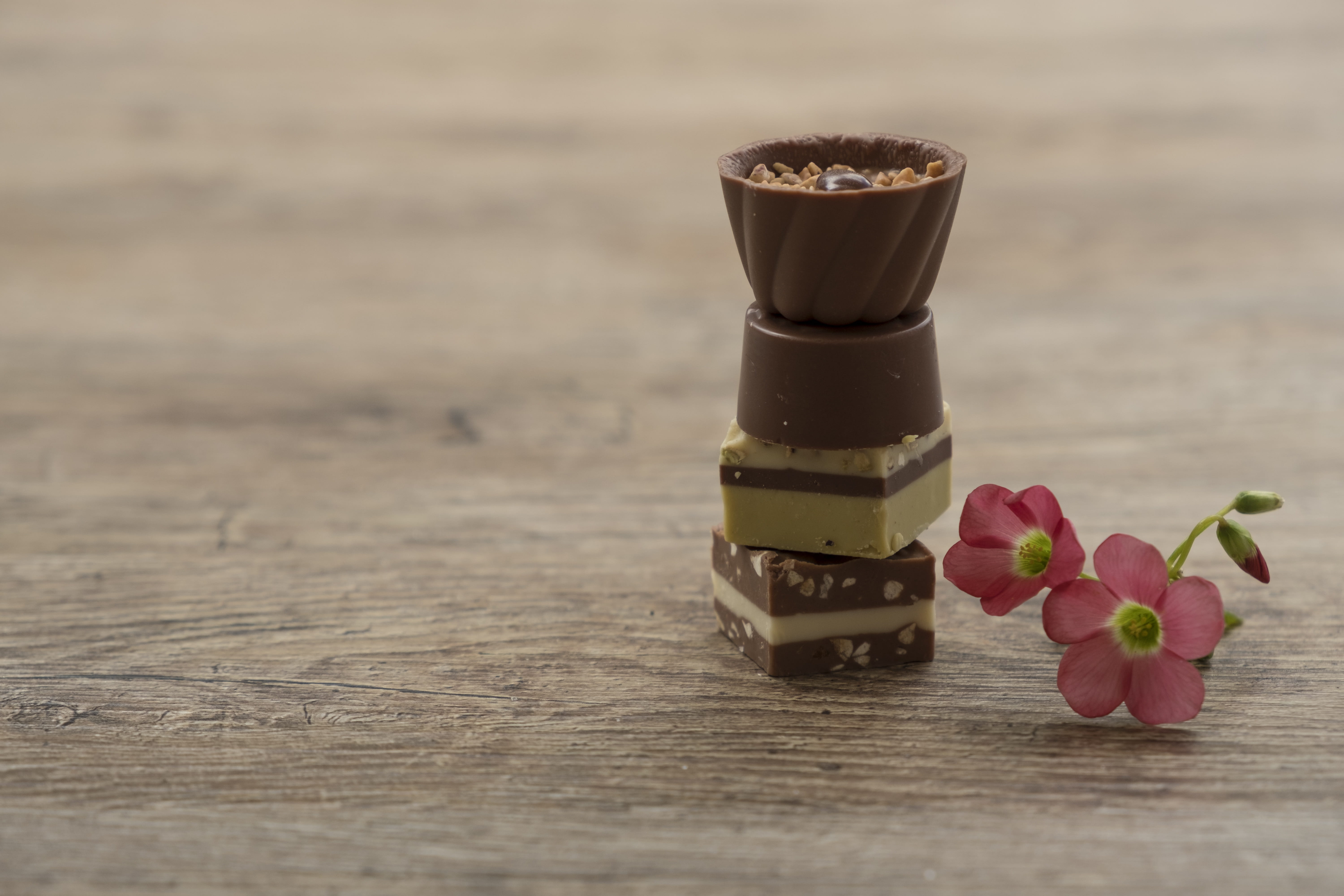 feed, candy, 5K, delicious, still life, sweet, carbohydrates, food, chocolates, confectionery, coffee, wood - material, cake, petaled, surface, plant, HD Wallpaper