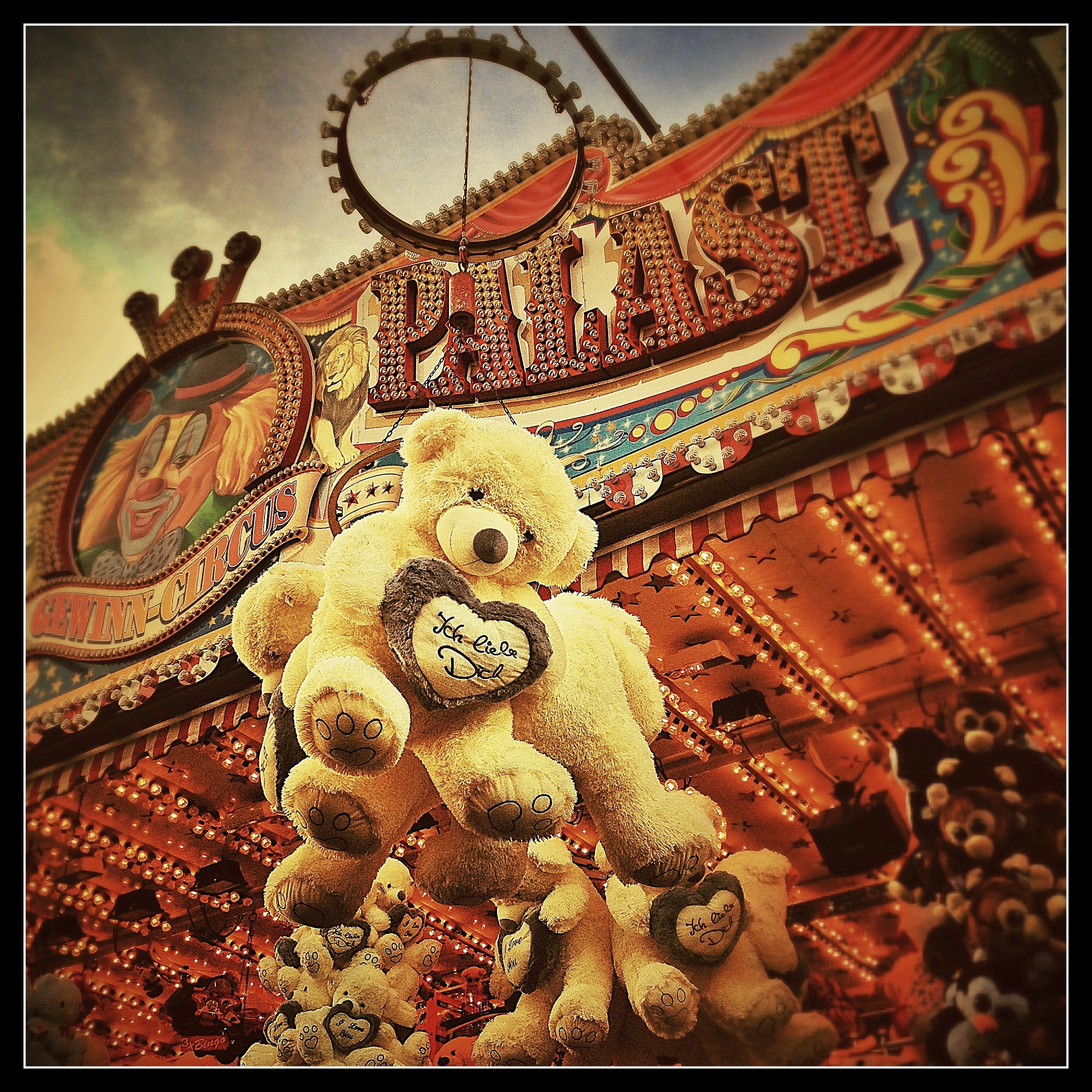 teddies, carving, architecture and art, near, auto post production filter, sculpture, place of worship, low angle view, brown, religion, transfer print, Phone HD Wallpaper