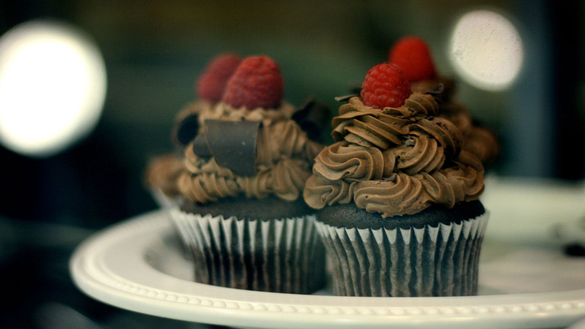cupcake, freshness, cake, 1080P, muffins, fruitcakes, plate, dessert, unhealthy eating, berry fruit, indulgence, sweet, baked, sweet food, icing, cupcake holder, HD Wallpaper