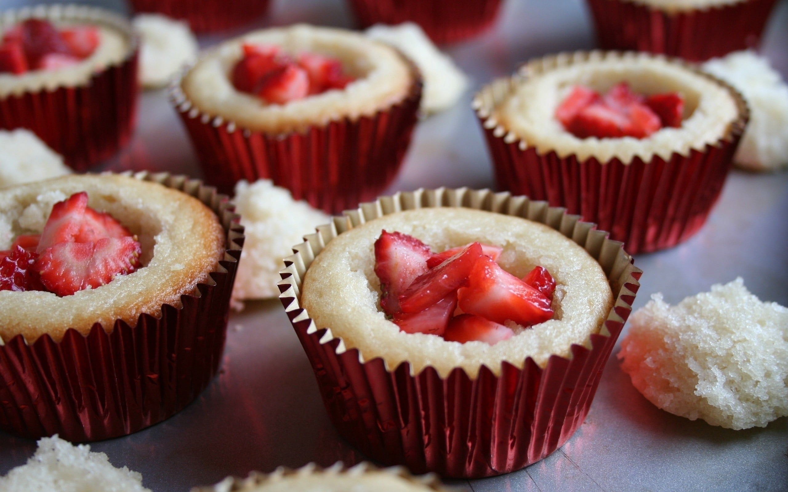 cake, muffin, indulgence, ornate, cupcake holder, icing, backgrounds, table, sweet Food, focus on foreground, cupcake, refreshment, gourmet, snack, strawberry, HD Wallpaper