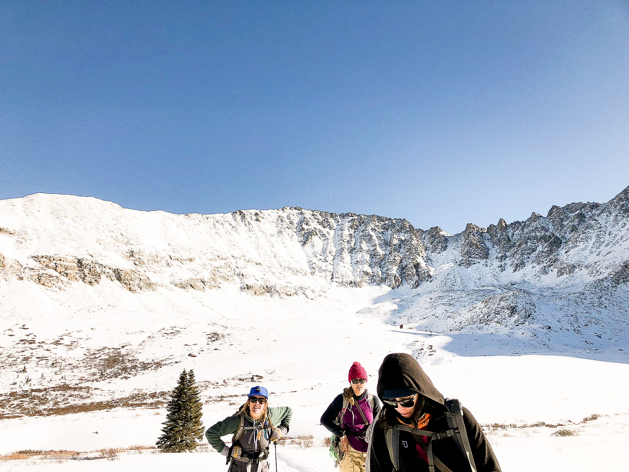 nature, snowcapped mountain, lifestyles, touring, skiing, beauty in nature, warm clothing, copy space, ski mountain, clear sky, mountains, people, riding, HD Wallpaper