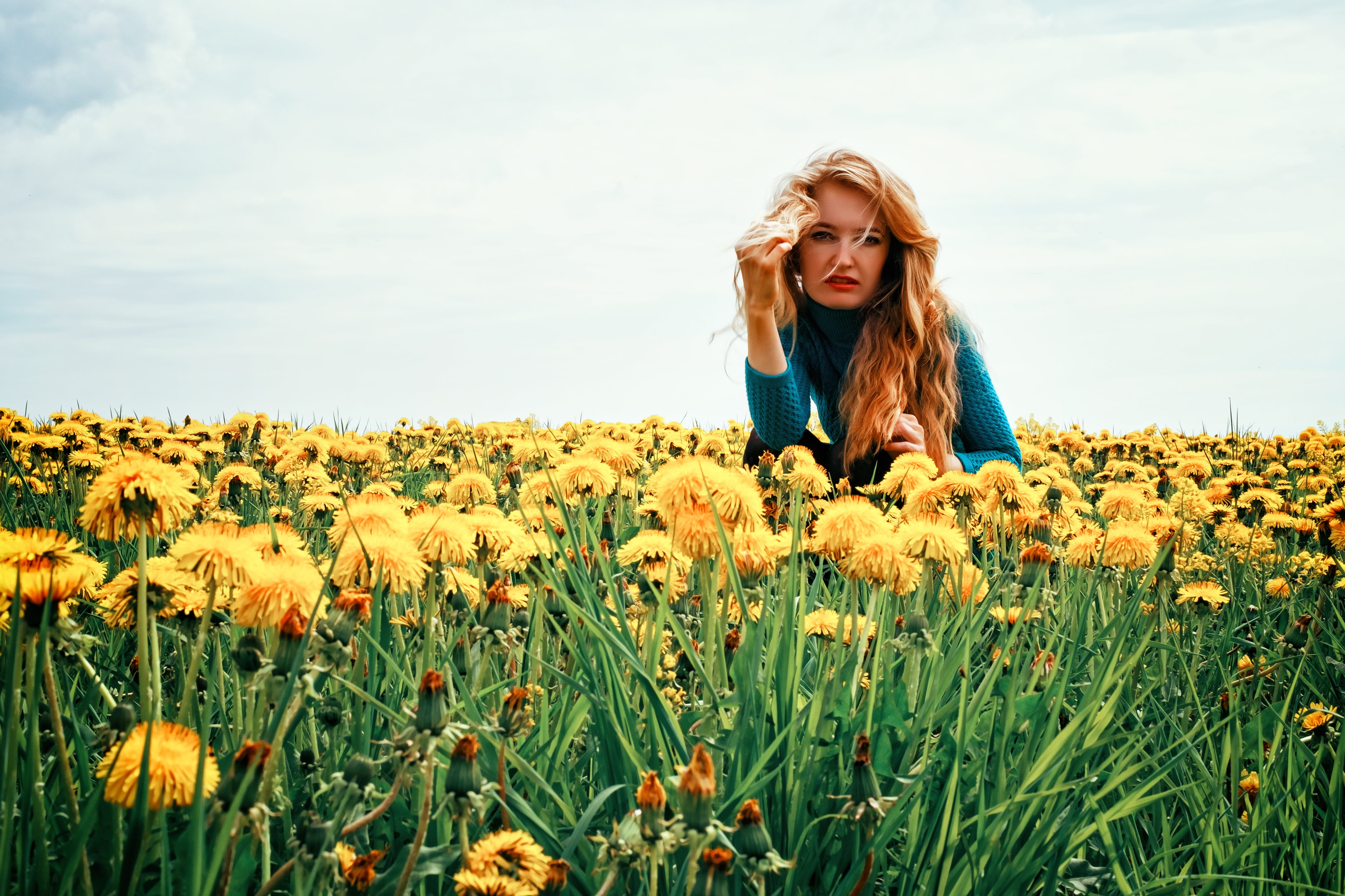 outdoors, females, rural Scene, real people, people, hair, yellow, meadow, lifestyles, grass, smiling, woman, beautiful, springtime, greens, common dandelion, HD Wallpaper