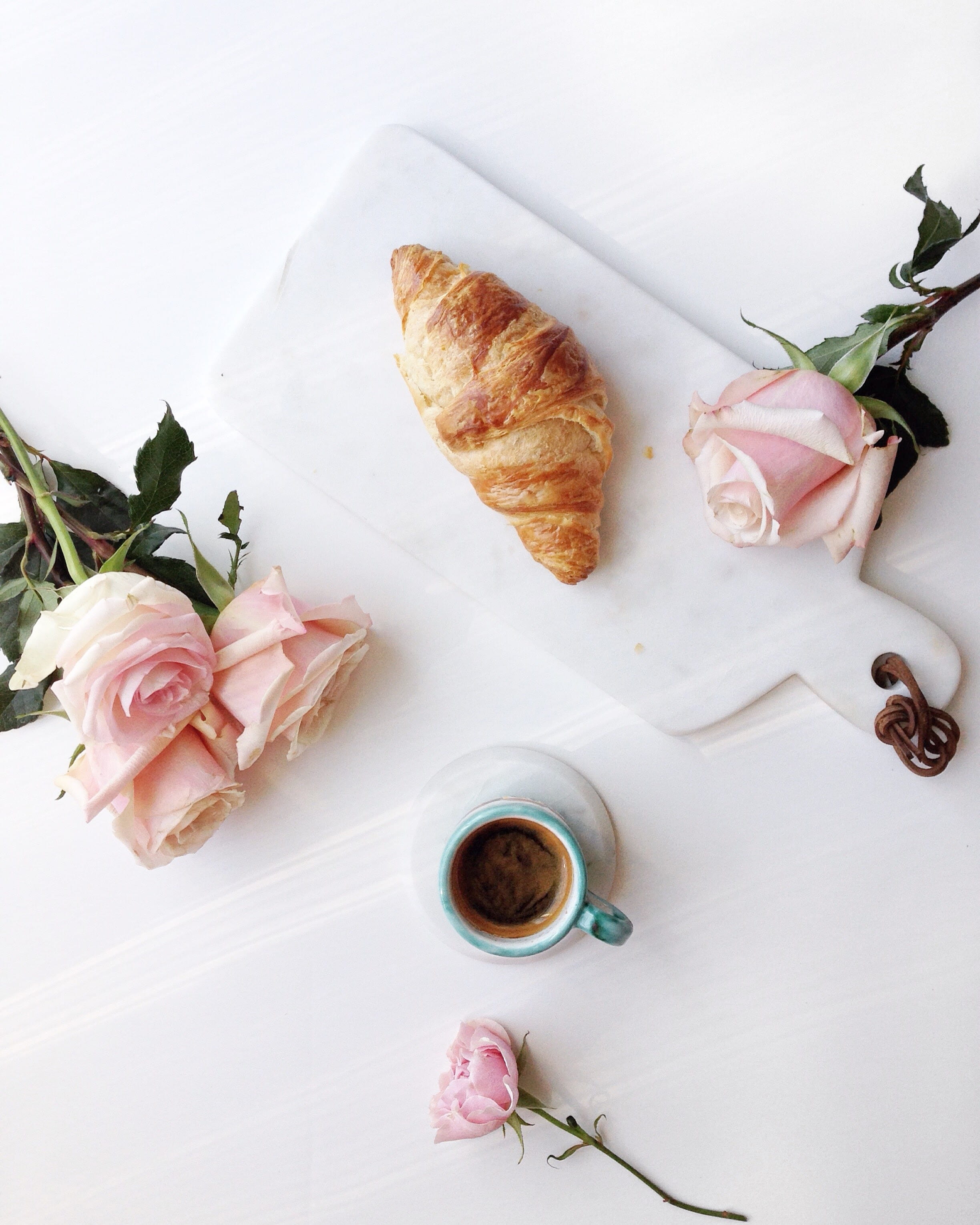 french food, chopping, vegetable, food and drink, croissant, 2K, rose, restaurant, dish, board, healthy eating, culinary, plant, brown, plate, table, indoors, Phone HD Wallpaper