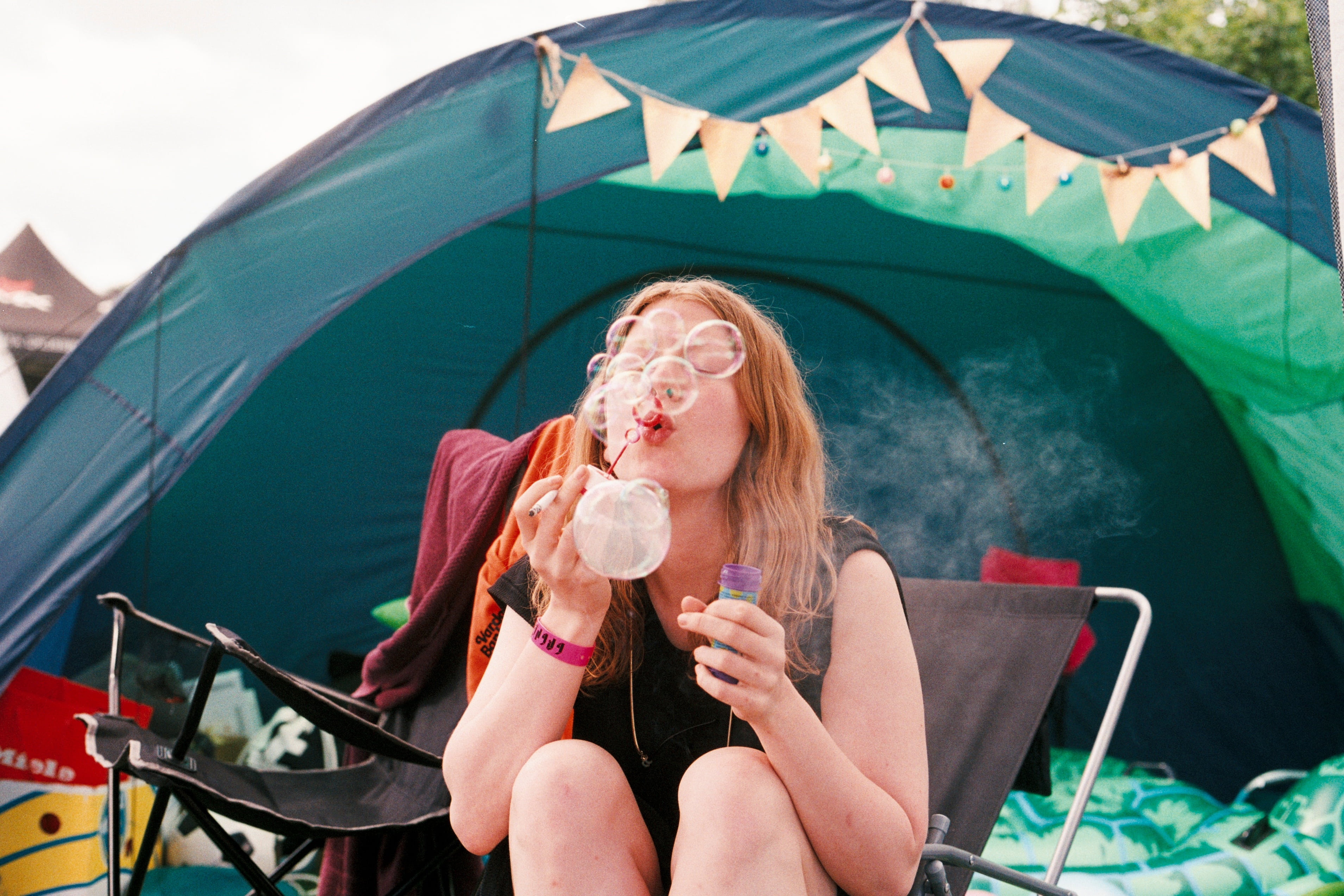 playing, front view, food, only women, woman, leisure activity, woods, food and drink, people, hairstyle, ice cream, forest, holding, one woman only, sweet food, HD Wallpaper