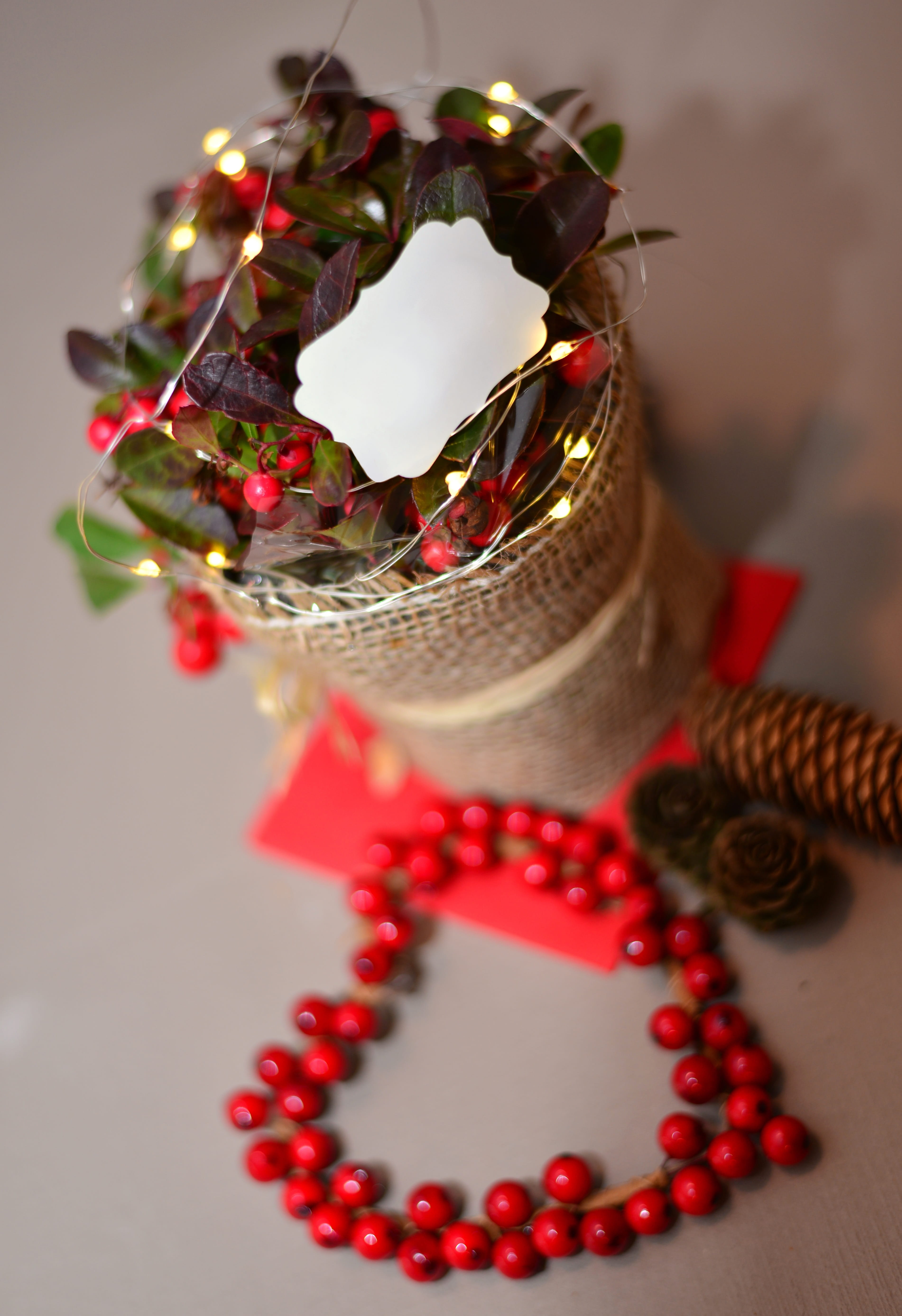 bead, autumn gesteck, christmas ornament, floral decorations, indoors, bracelet, christmas decoration, heart, necklace, decoration, high angle view, autumn flowers, Phone HD Wallpaper
