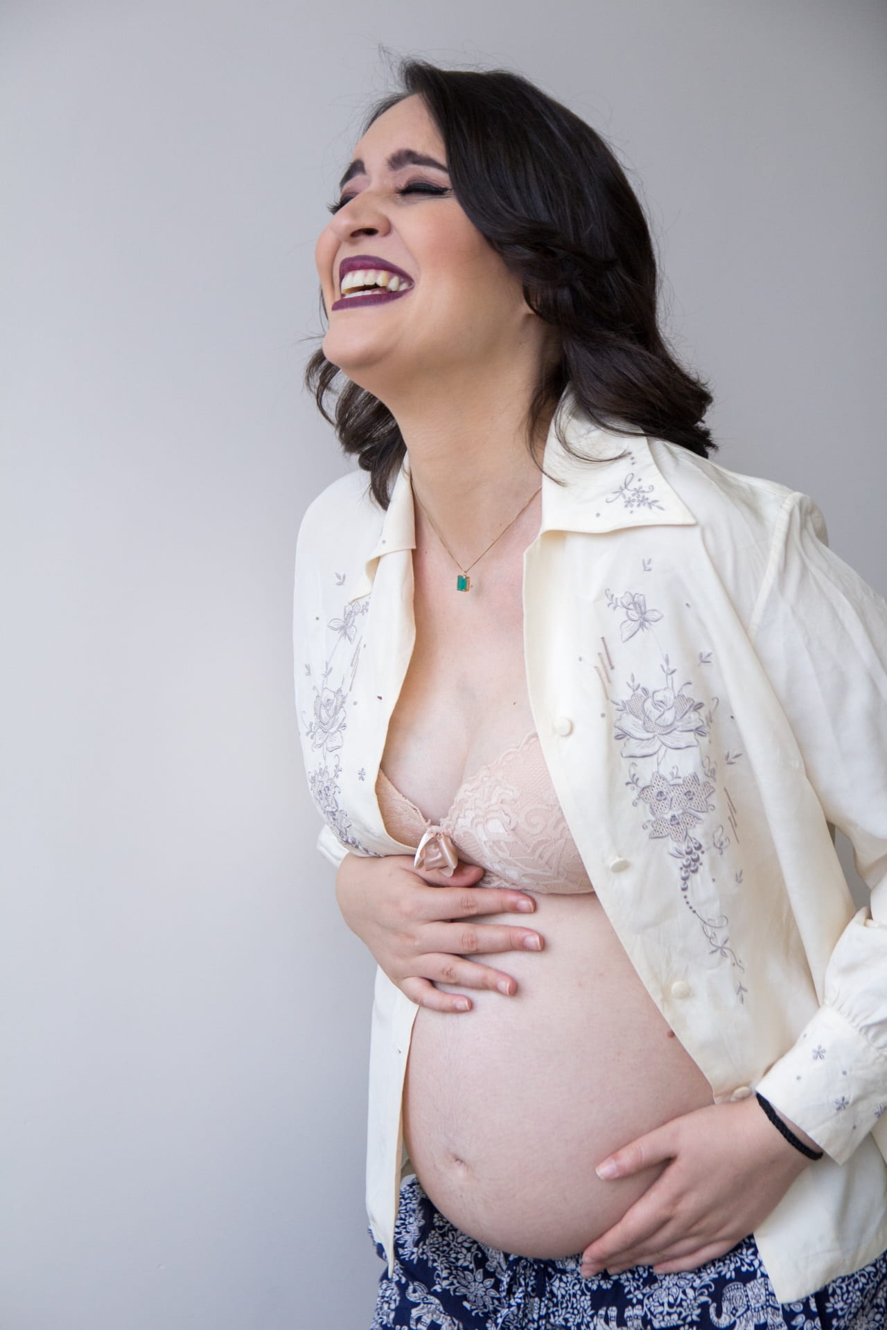 gestation, indoors, hairstyle, 1080P, maternity, young adult, young women, beautiful woman, women, pregnant book, body part, pregnancy woman, beauty, smiling, Phone HD Wallpaper